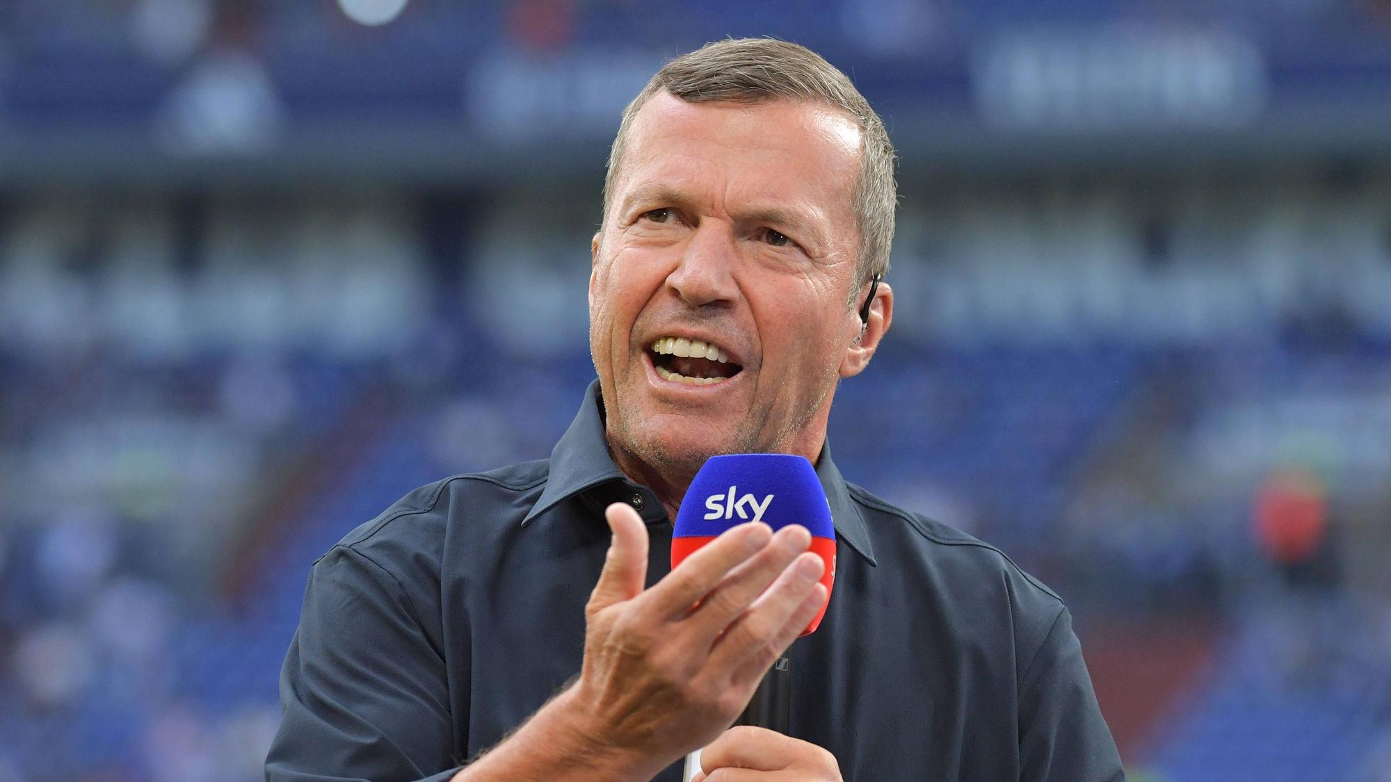 Lothar Matthäus am Mirkofon.