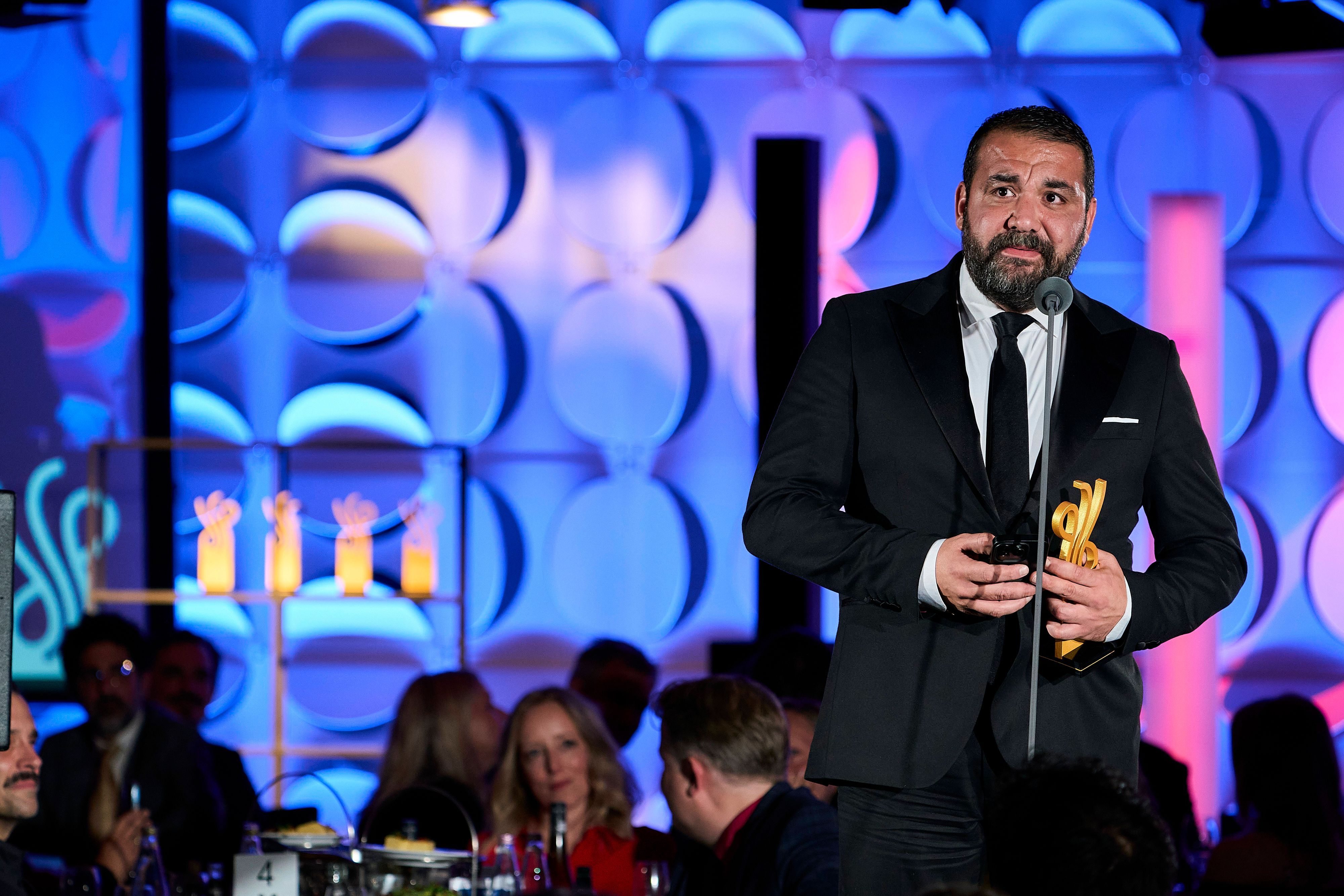 Sahin Eryilmaz gewinnt den Deutschen Schauspielpreis 2026 für seine Nebenrolle im Frankfurter Tatort „Dunkelheit“.