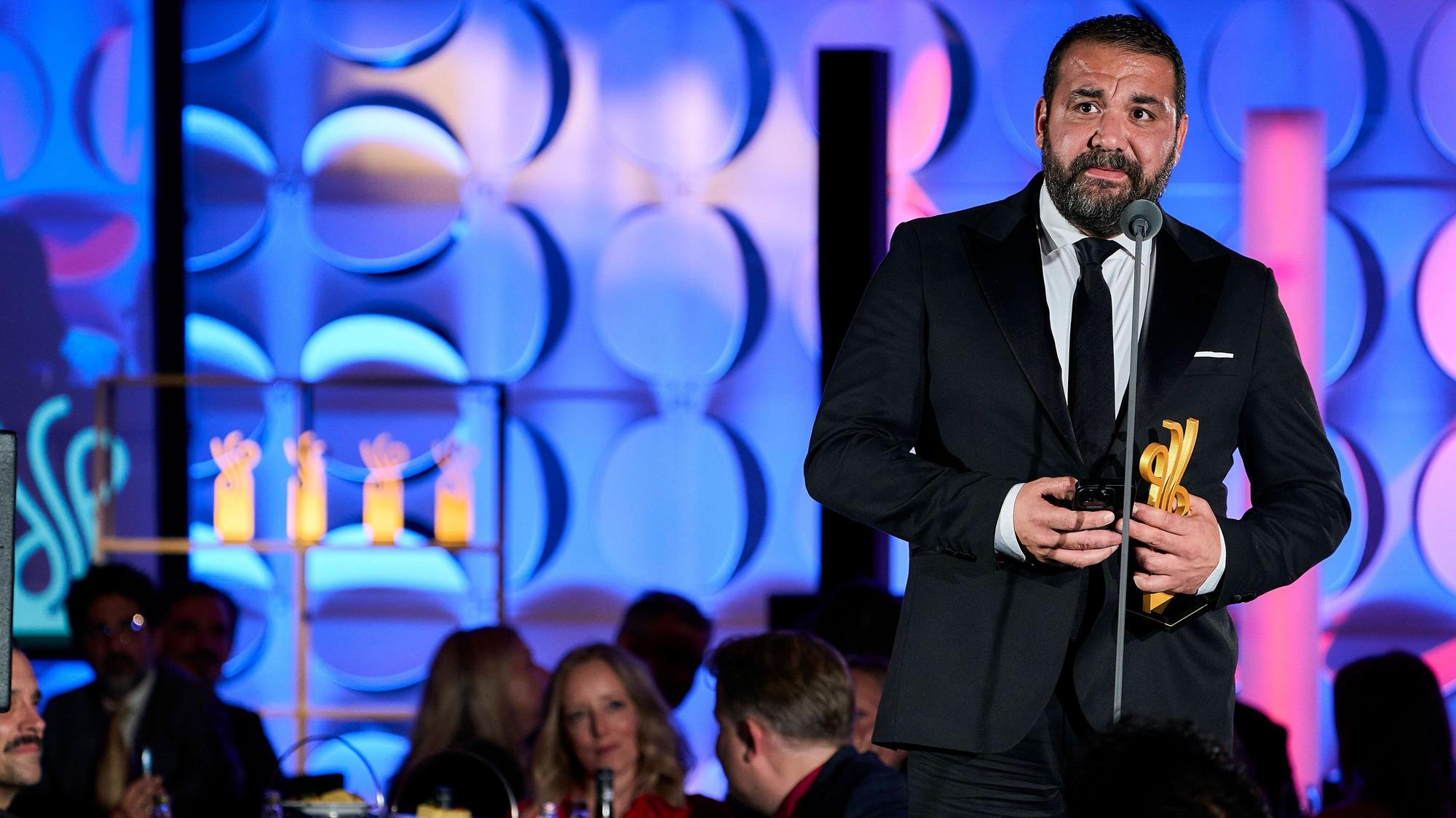 Sahin Eryilmaz gewinnt den Deutschen Schauspielpreis 2026 für seine Nebenrolle im Frankfurter Tatort „Dunkelheit“.