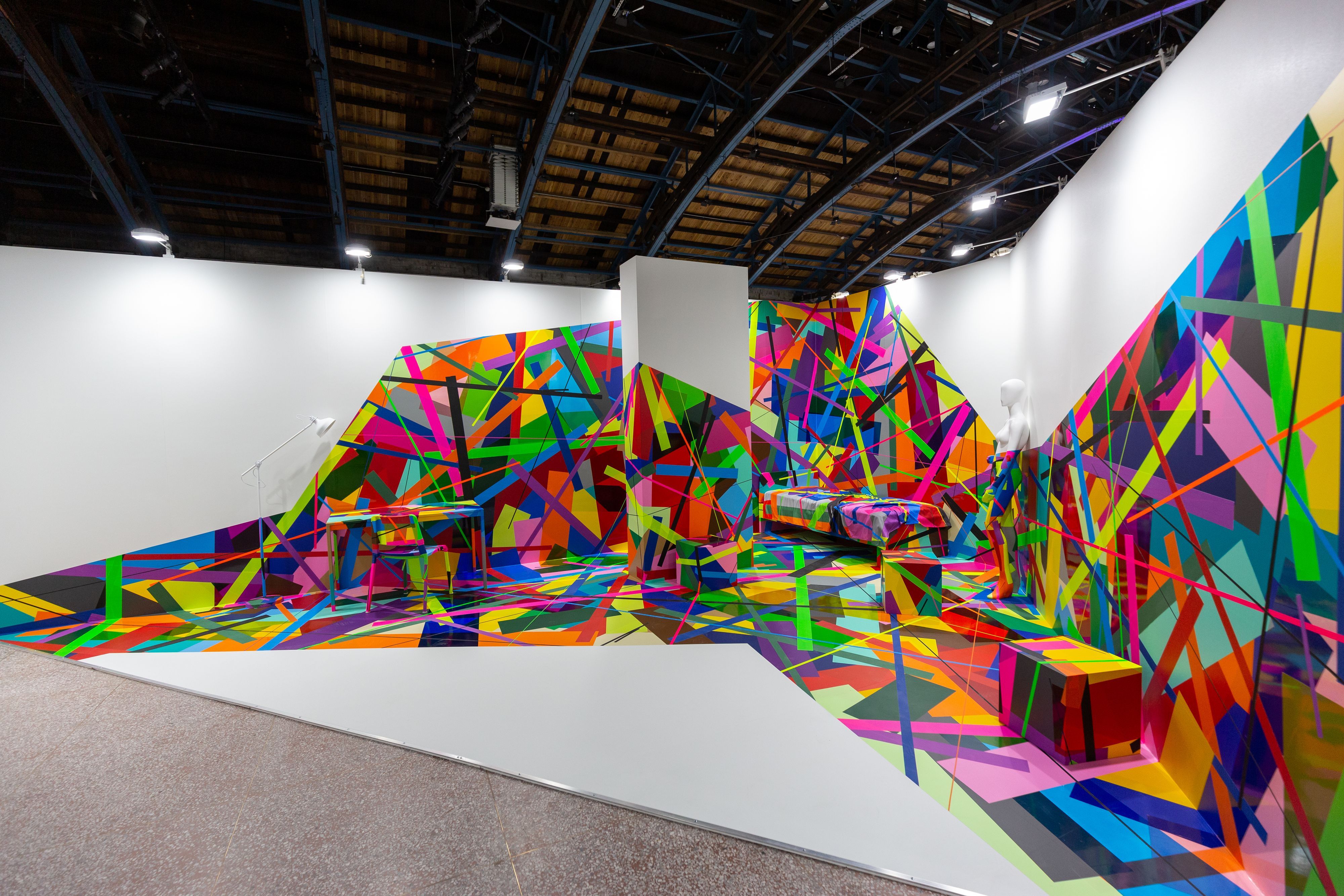 Eine Tape-Art-Rauminstallation