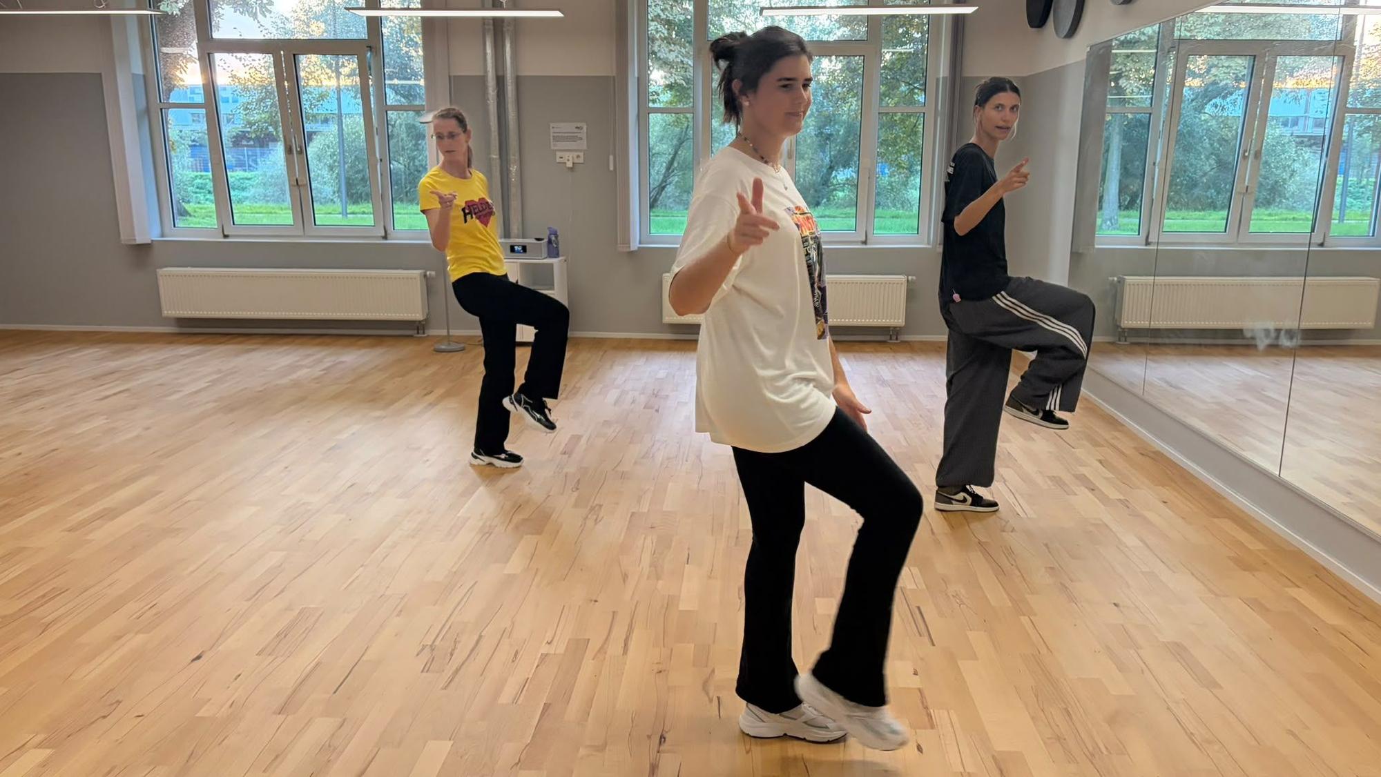Silvia Mühlisch (gelbes Shirt) und Letizia De Rubertis (weißes Shirt), tanzen gemeinsam mit Kursleiterin Maja Pakulla.
