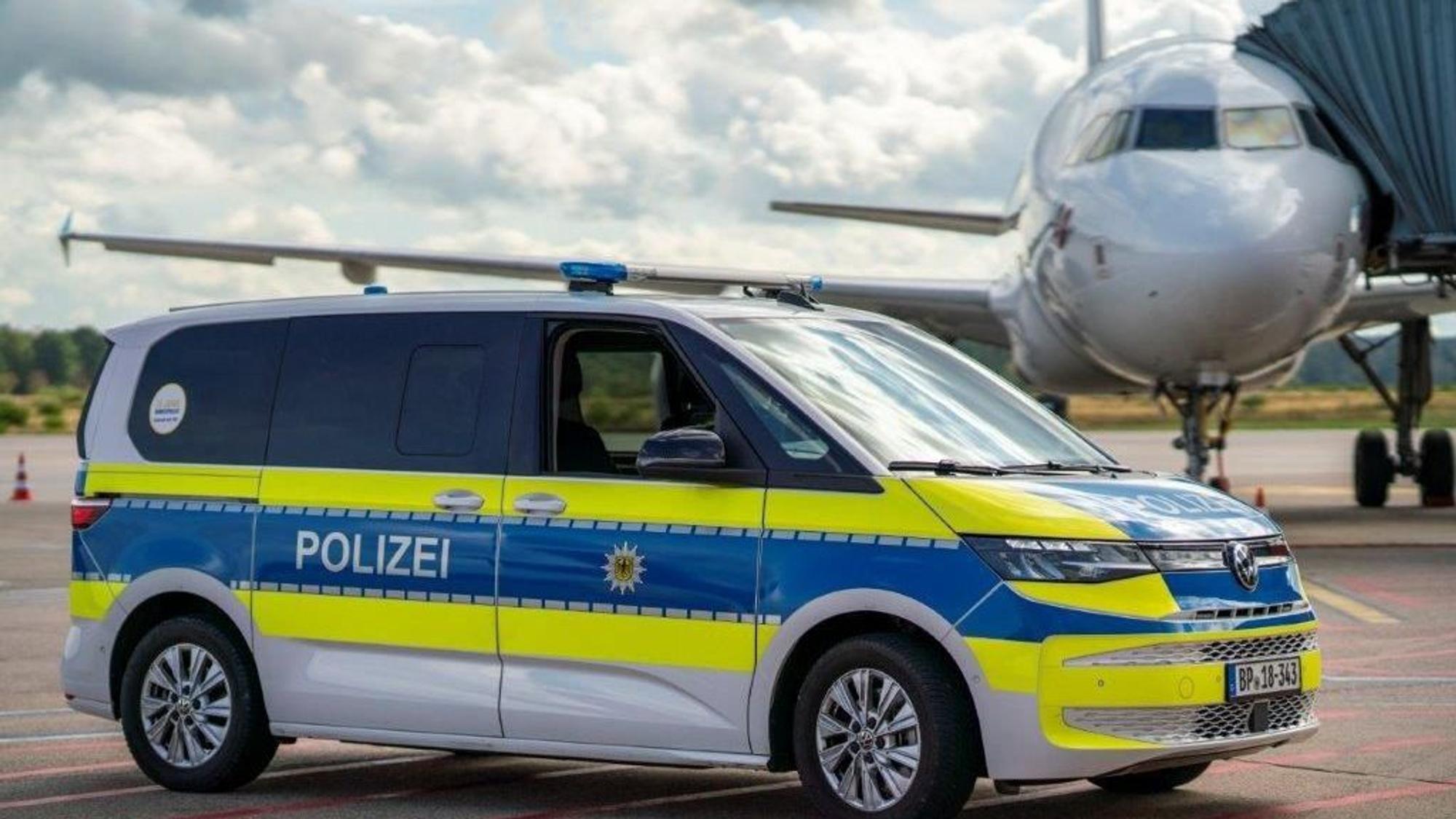 Bundespolizei nimmt Mann am Flughafen Köln/Bonn fest.