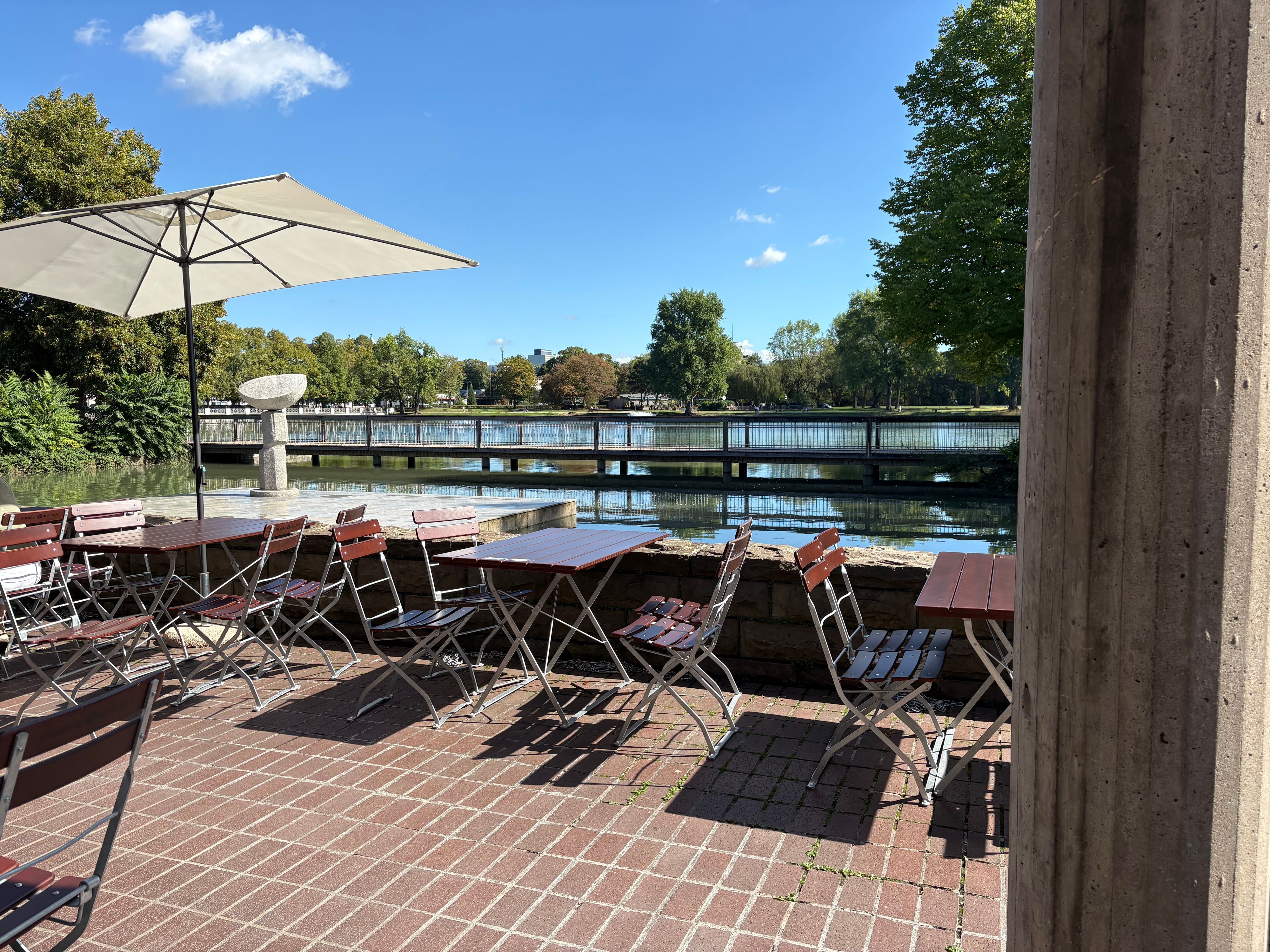Im Museum für Ostasiatische Kunst hat das Café Ume eine Terrasse gleich am Wasser.