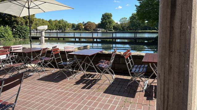 Das Café Ume mit Gewässer und Terrasse.