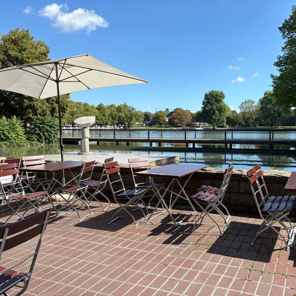 Das Café Ume mit Gewässer und Terrasse.