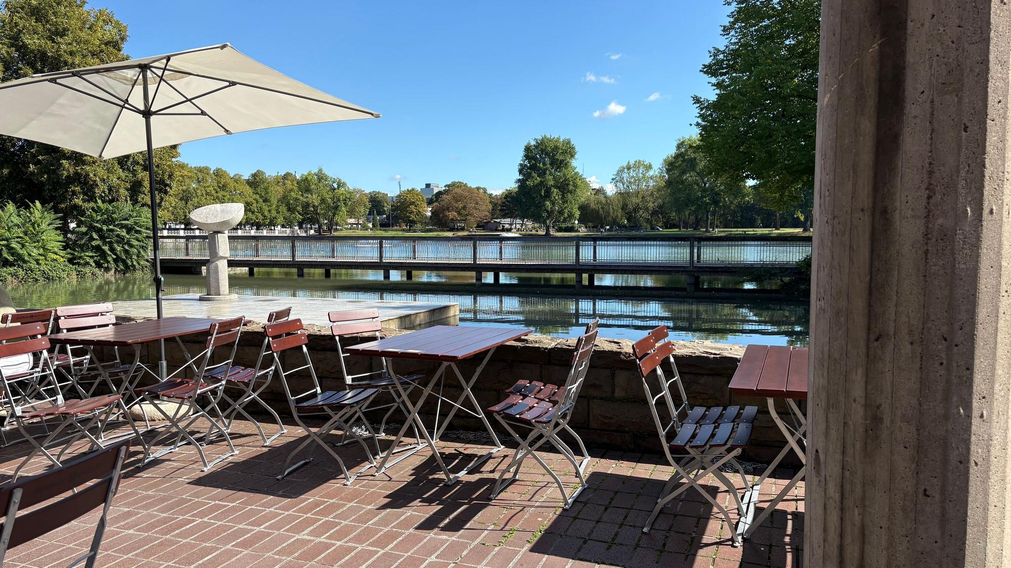 Das Café Ume mit Gewässer und Terrasse.