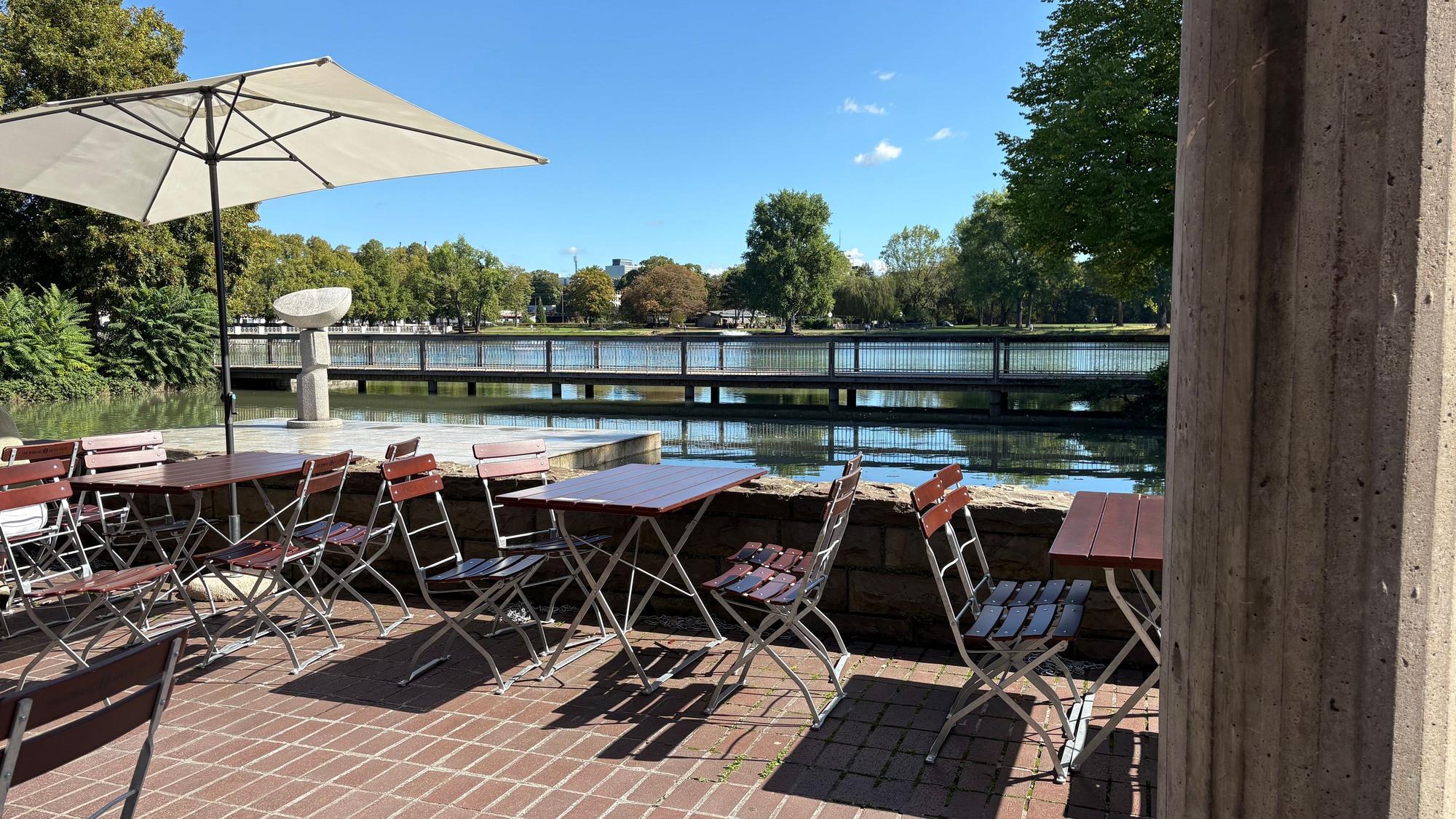 Im Museum für Ostasiatische Kunst hat das Café Ume eine Terrasse gleich am Wasser.