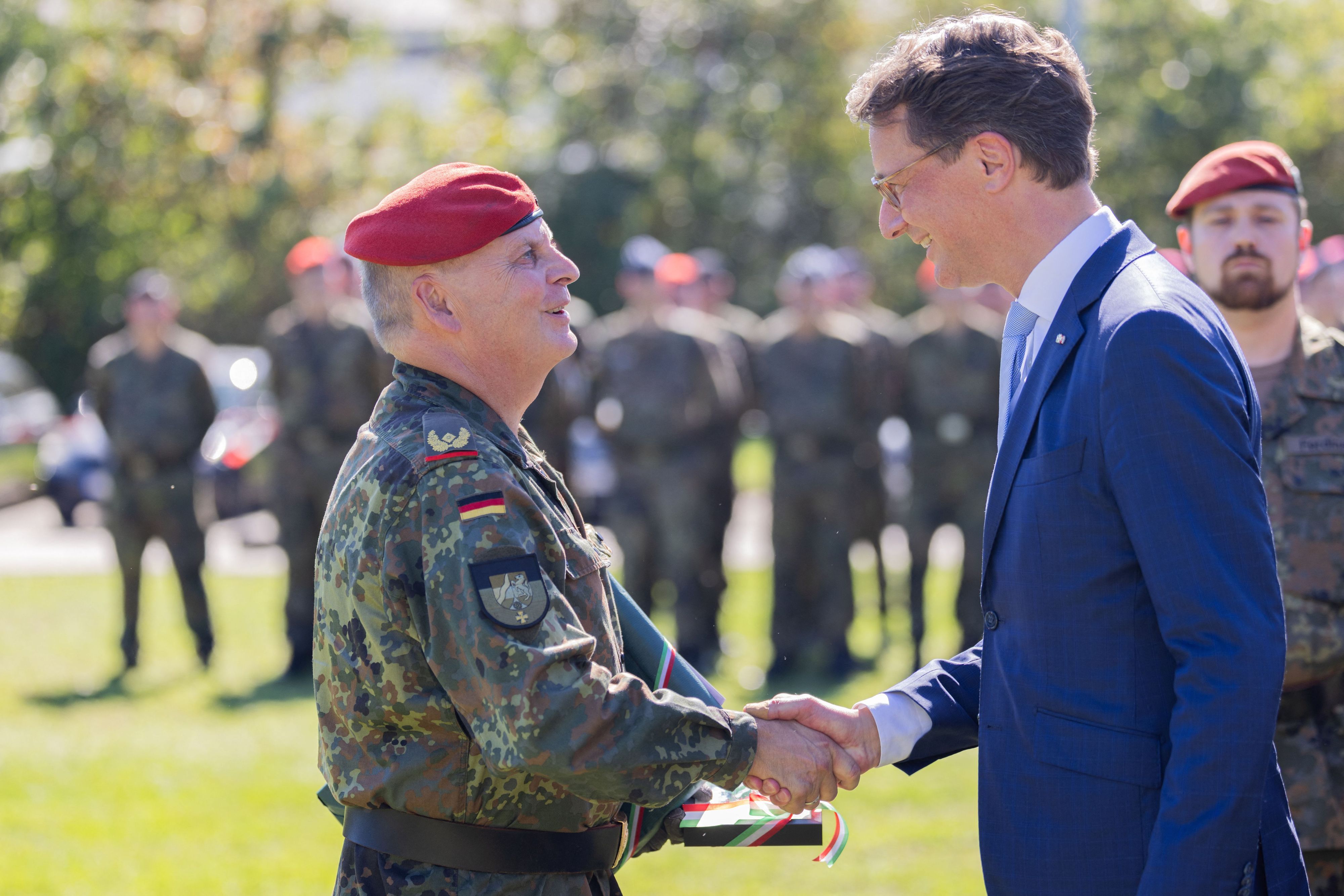 Hendrik Wüst (CDU, r), Ministerpräsident von Nordrhein-Westfalen, nimmt neben Brigadegeneral Hans-Dieter Müller an der feierlichen Kommandoübergabe beim Landeskommando Nordrhein-Westfalen teil.