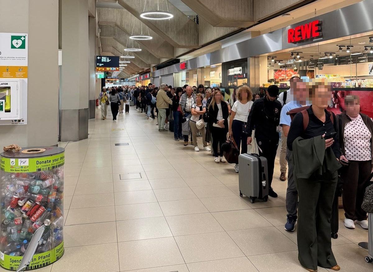 Lange Schlange am Dienstagmorgen (15. September) vor der Sicherheitskontrolle am Flughafen Köln/Bonn