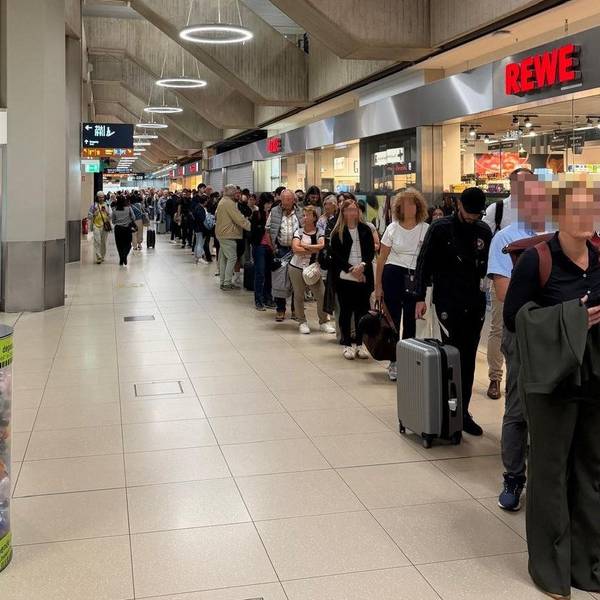 Eine lange Schlange vor der Sicherheitskontrolle am Flughafen Köln/Bonn