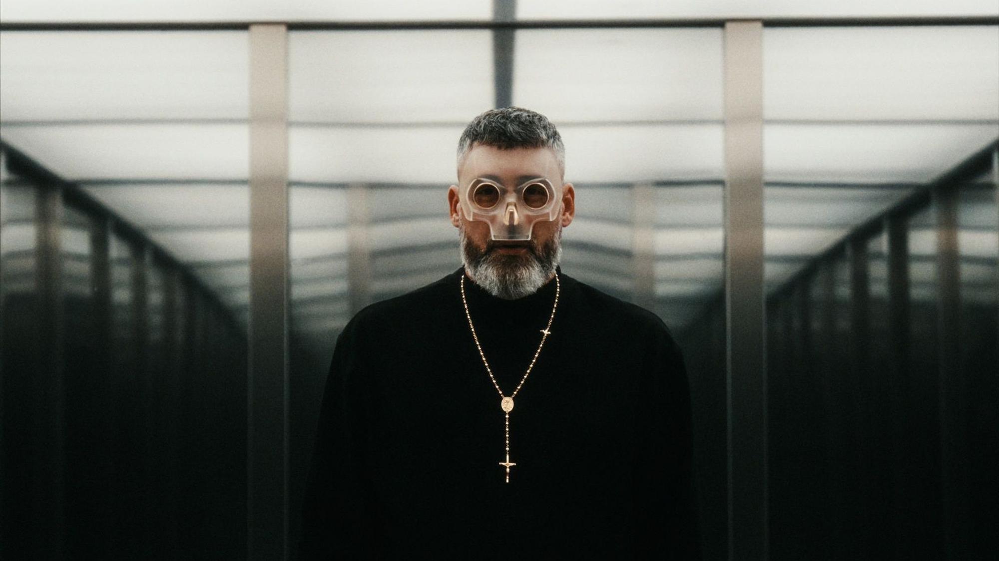 Rapper Sido mit durchsichtiger Maske