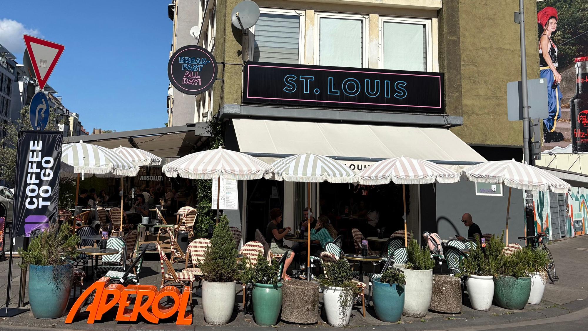 St. Louis Breakfast mit vielen Außenplätzen, Markise und Schirme stehen für Schatten parat.