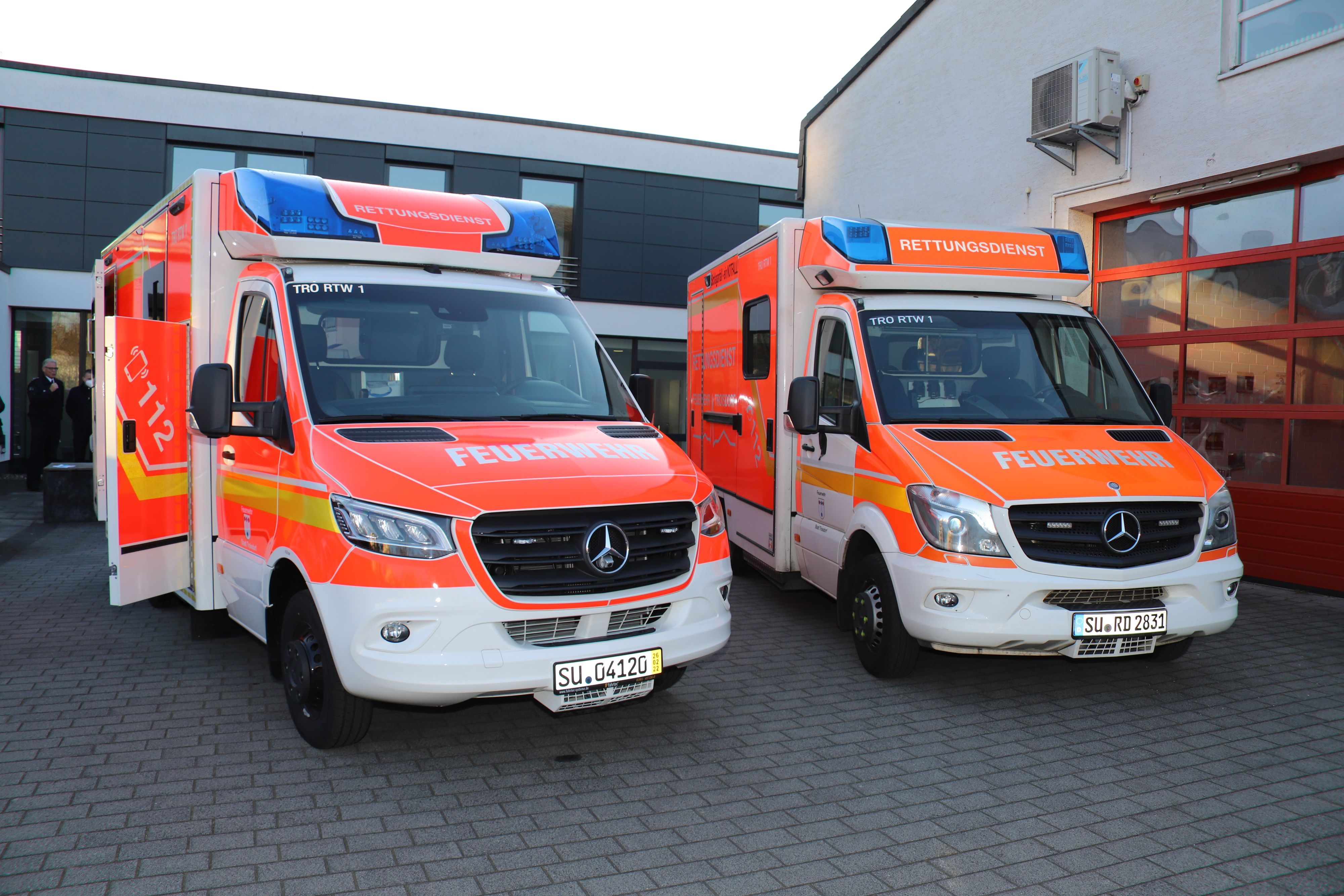 Die Stadt Troisdorf hat einen neuen Rettungswagen für rund 240.000 Euro angeschafft mit einem elektrohydraulischen Be- und Entladesystem, erstmalig im Kreis.
