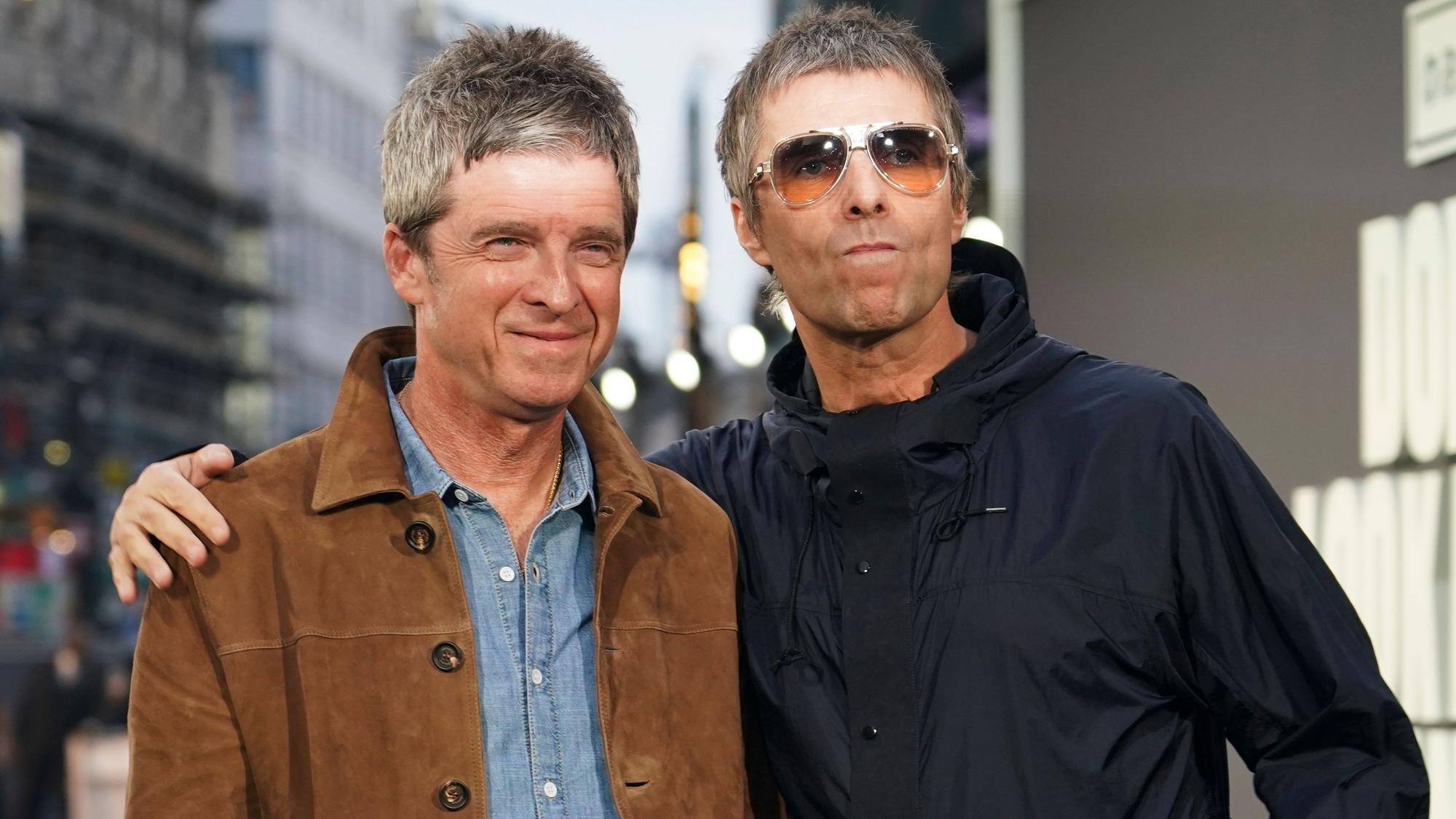 Liam Gallagher (r.) und Noel Gallagher bei ihrer Ankunft zur britischen Premiere des Films „Oasis: Don’t Look Back In Anger“.