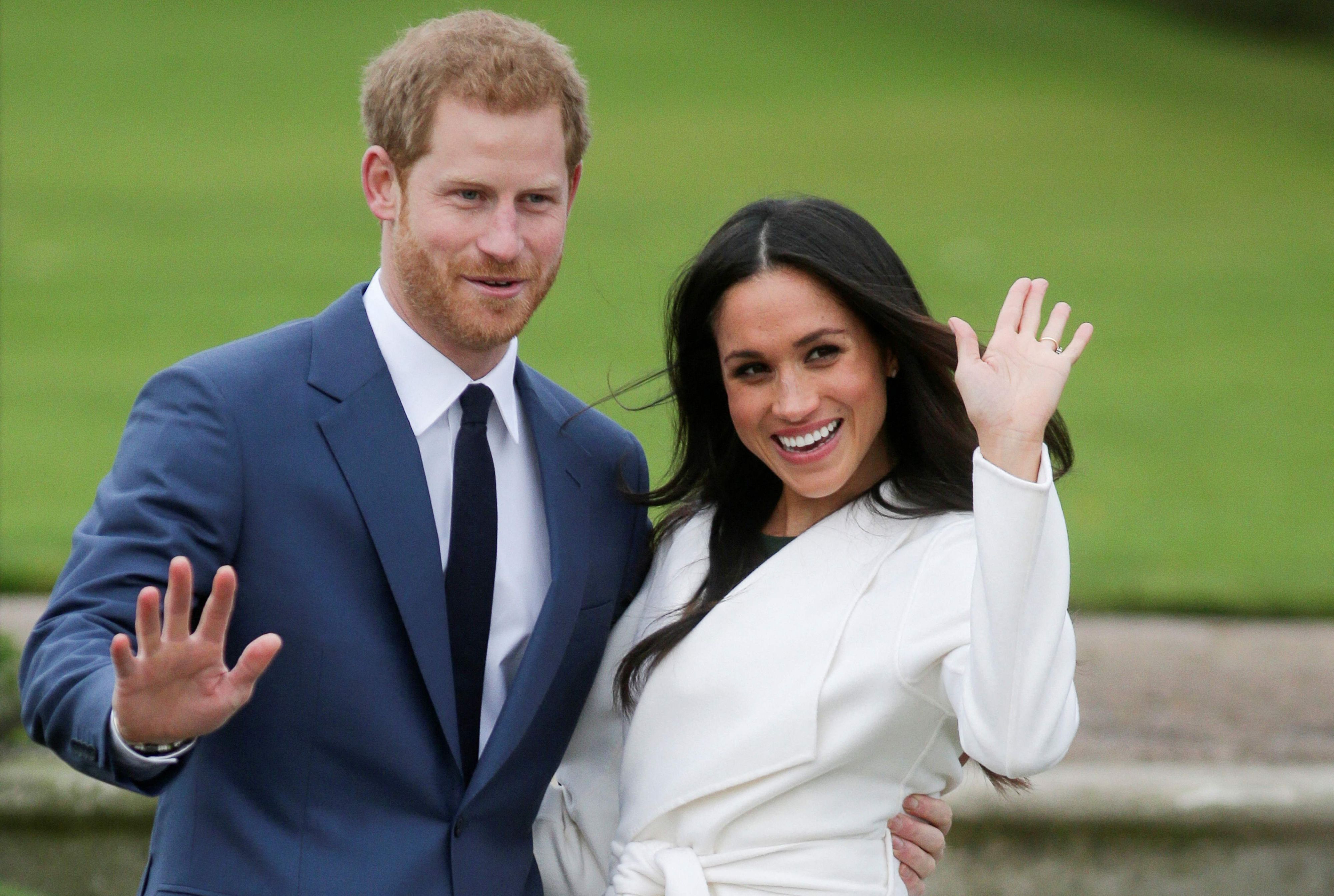 Harry und seine Ehefrau Meghan Markle winken.