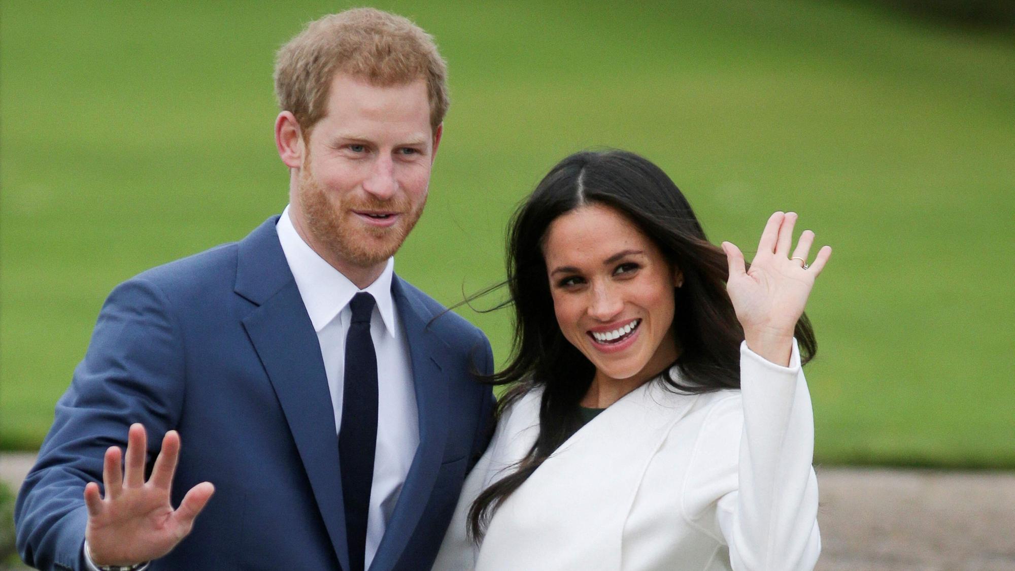 Harry und seine Ehefrau Meghan Markle winken.