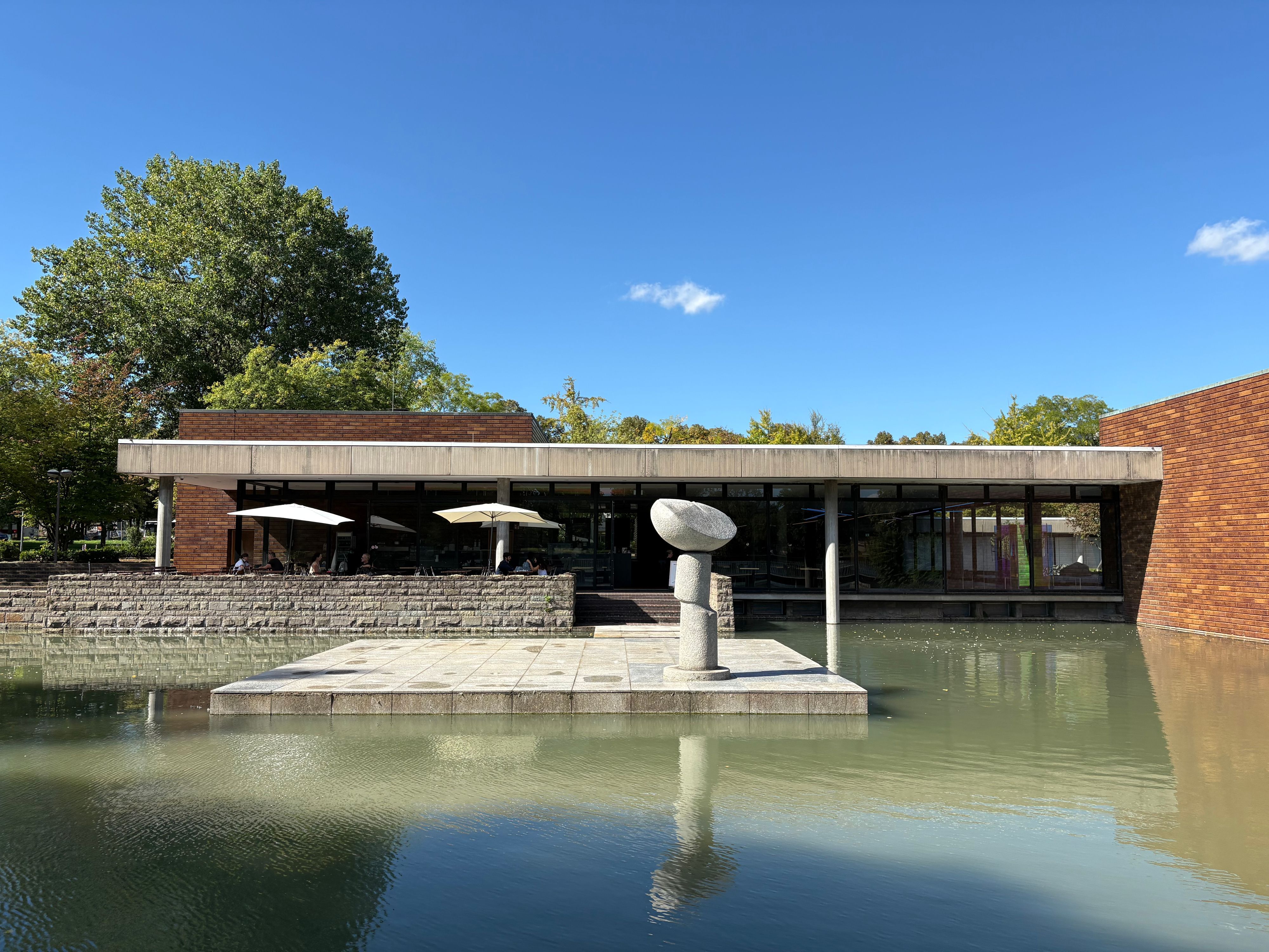 Das Café Ume mit Gewässer und Terrasse.