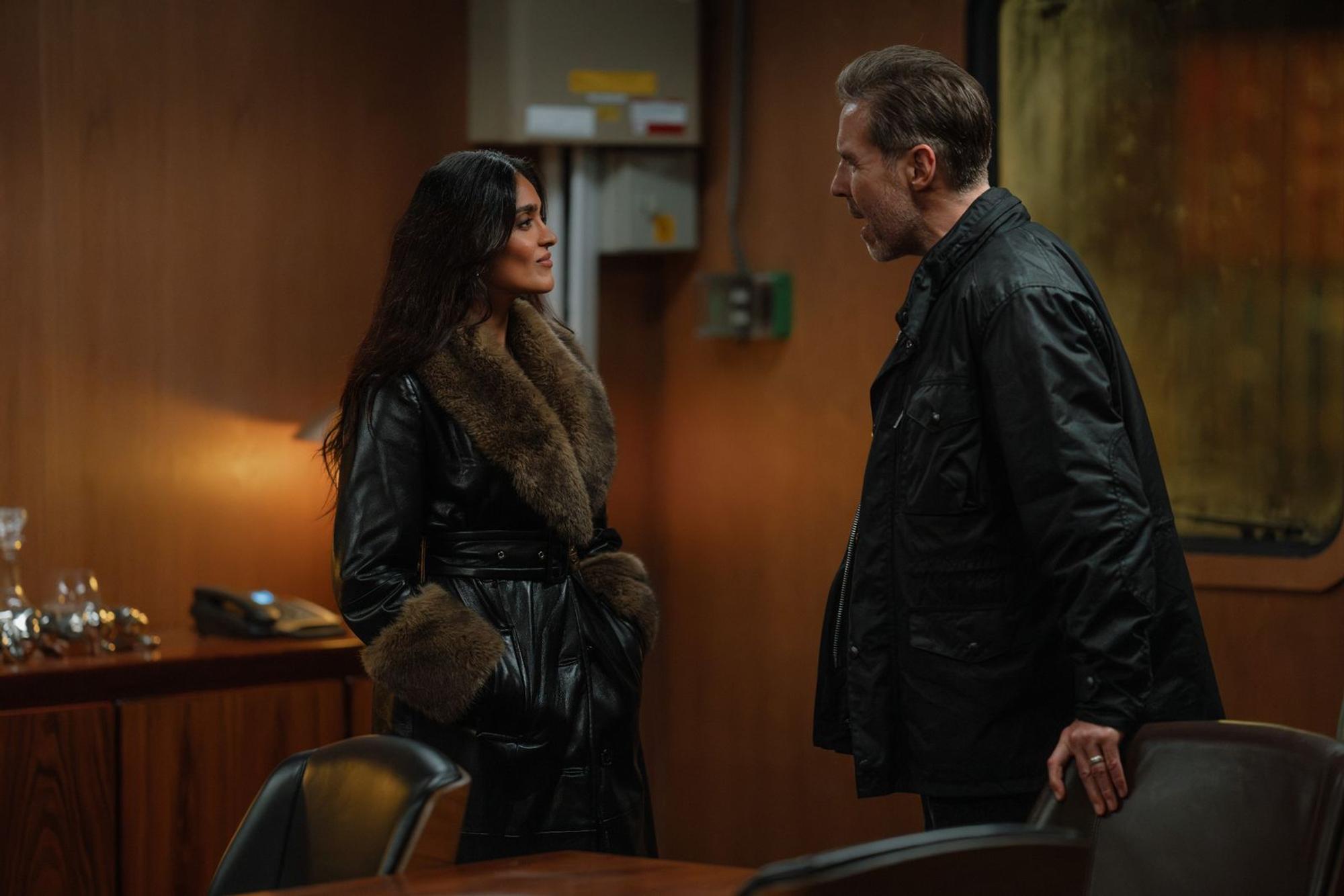 Kevin (Paddy Considine) und seine Halbschwester Seraphina (Mandeep Dhillon), in der Familie bisher für die Finanzen zuständig, können einander nicht trauen. (Bild: Paramount+)
