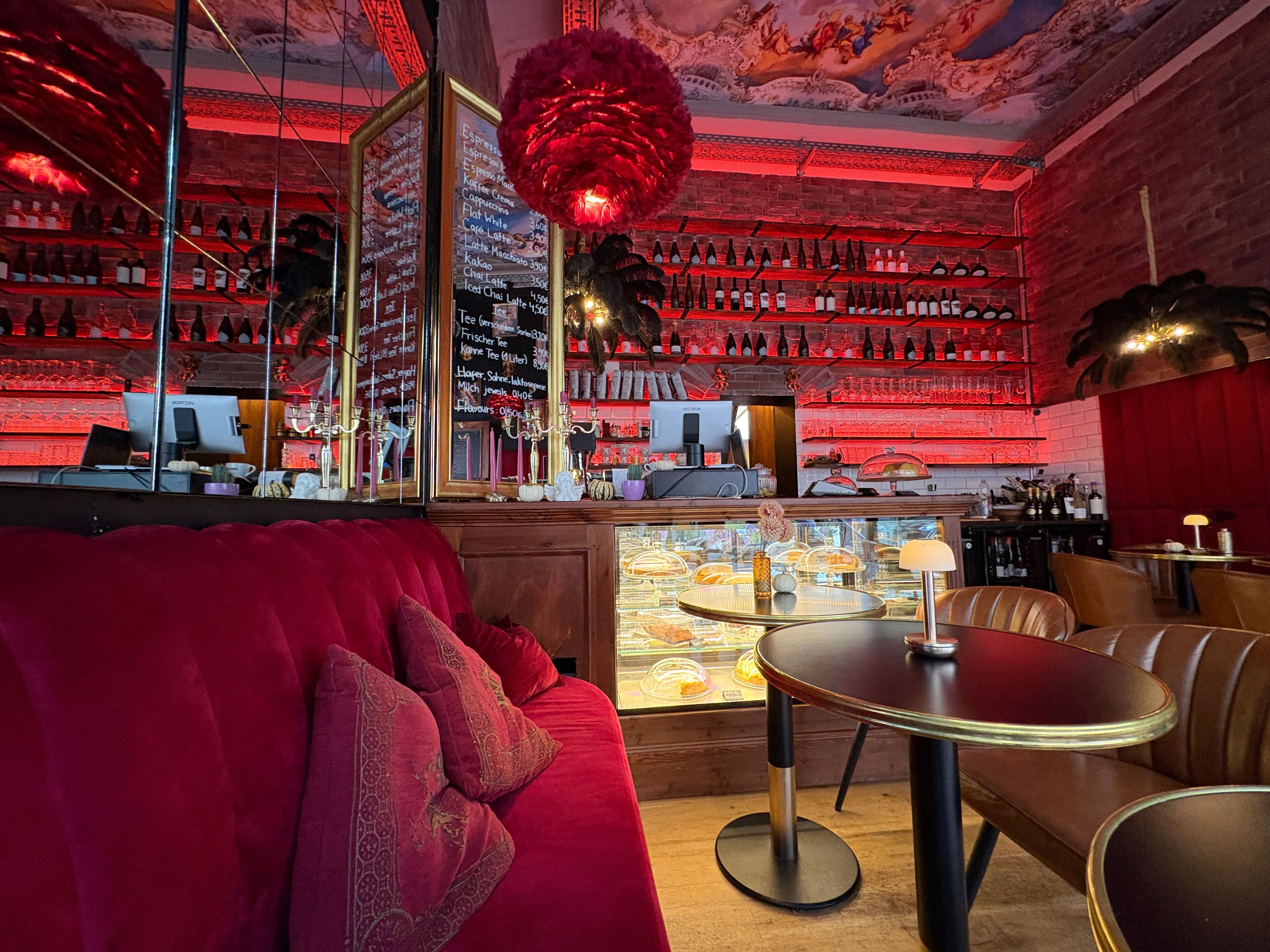 Stühle, Tische und Einrichtung in Rot- und Brauntönen im Café Engelchen.