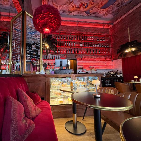 Stühle, Tische und Einrichtung in Rot- und Brauntönen im Café Engelchen.