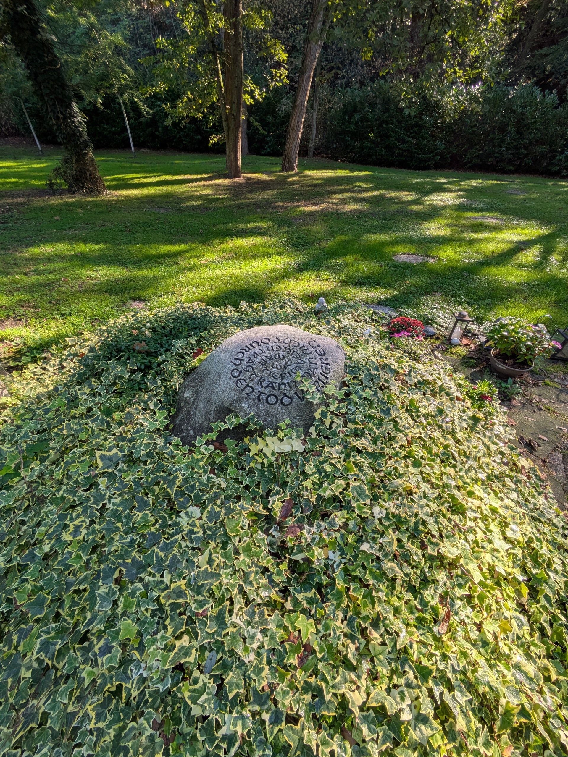 Gedenkstein auf dem Friedhof Kellerhansberg