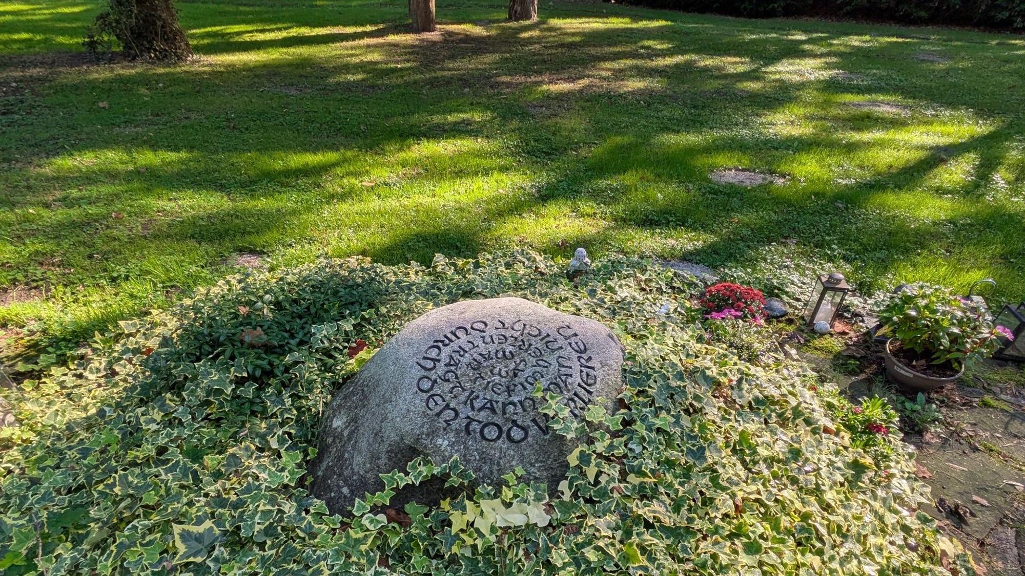 Gedenkstein auf dem Friedhof Kellerhansberg