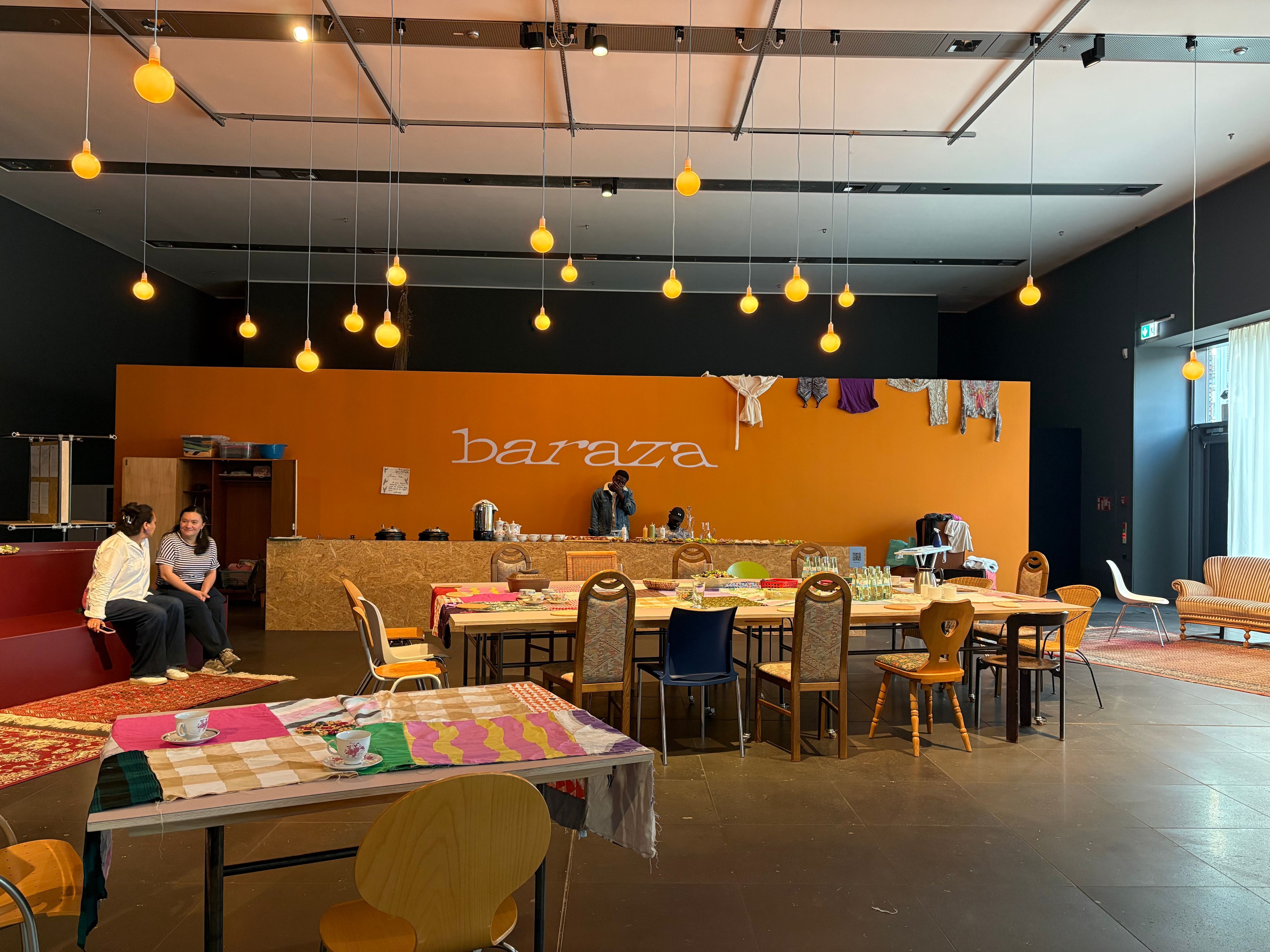 Baraza ist ein Gemeinschaftsraum innerhalb der Ausstellung, in dem Besucher sich austauschen und zusammen essen können.