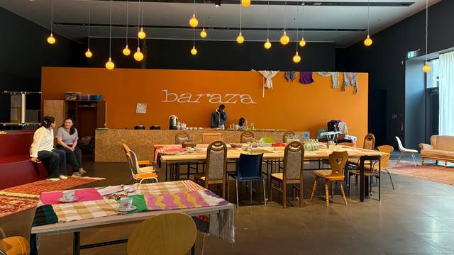 Baraza ist ein Gemeinschaftsraum innerhalb der Ausstellung, in dem Besucher sich austauschen und zusammen essen können.