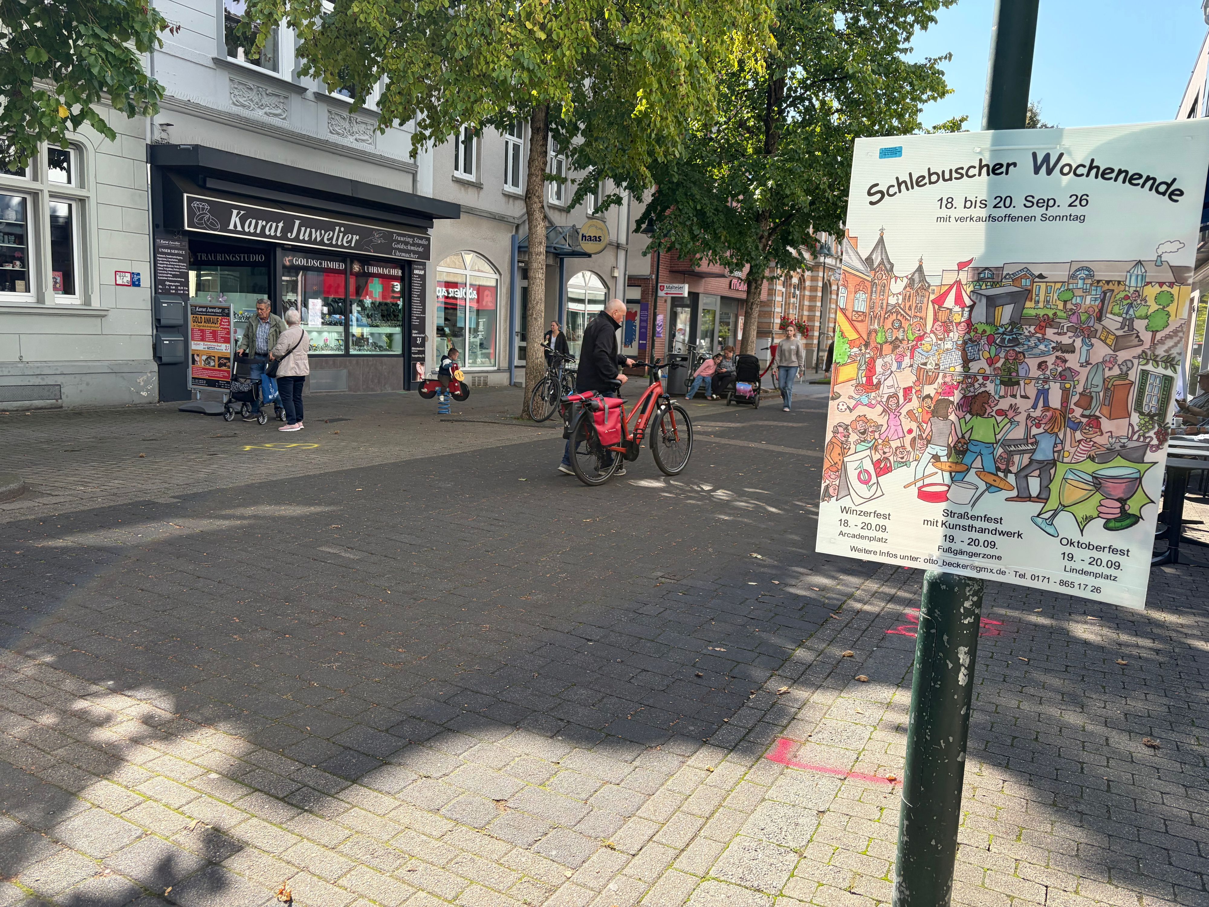 In der Schlebuscher Fußgängerzone wird bereits für das Fest geworben.