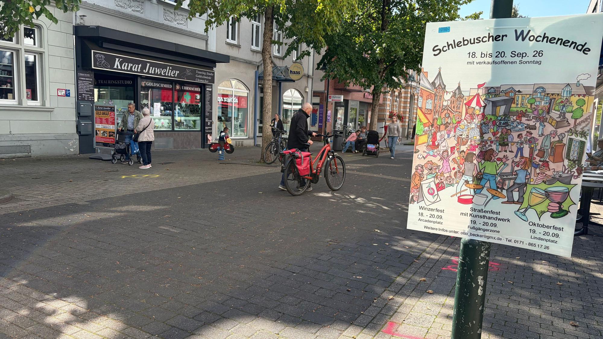 In der Schlebuscher Fußgängerzone wird bereits für das Fest geworben.