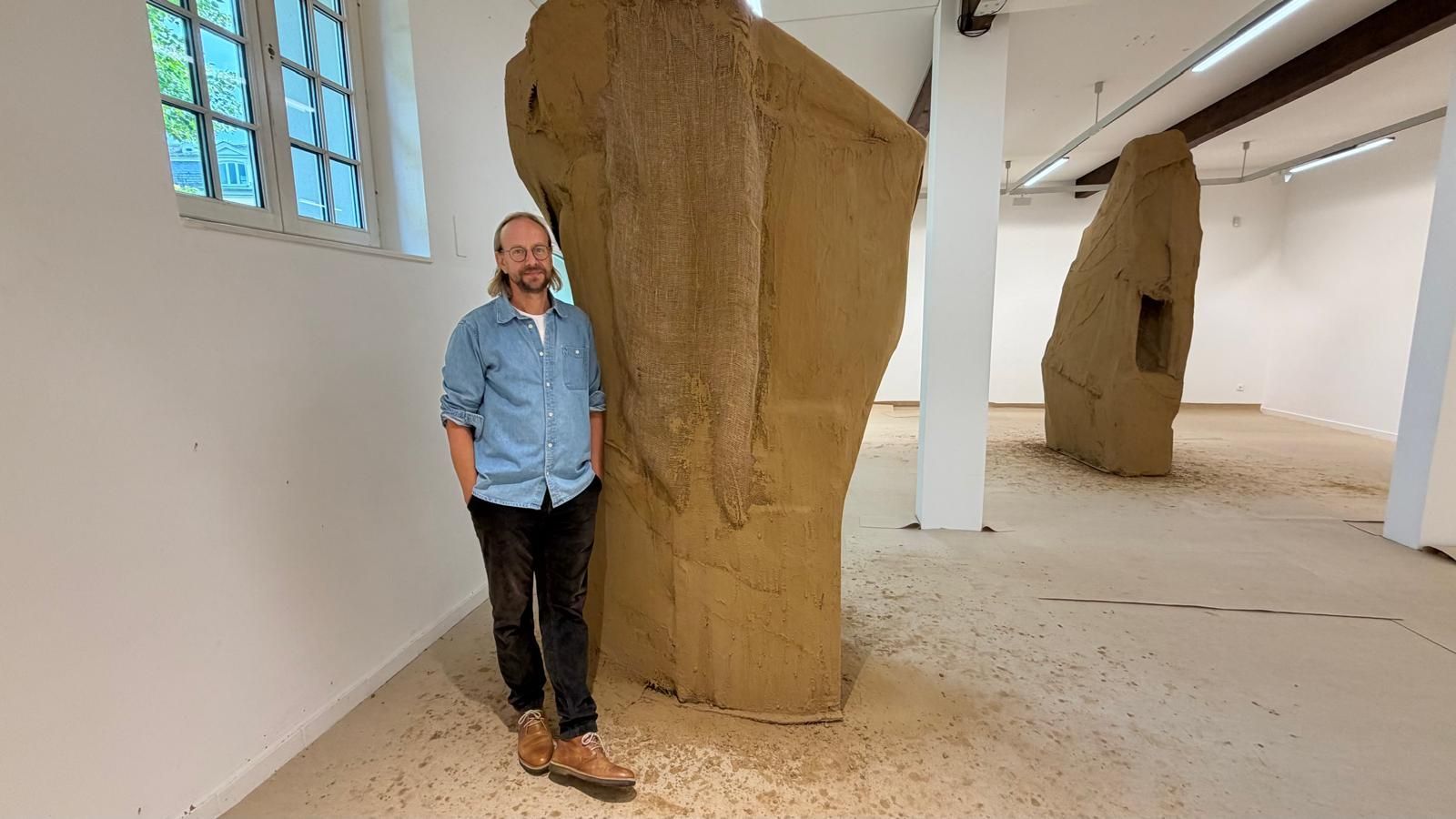 Aus Lehm entstehen bei Klaus Kleine wandelbare Formen auf einem Jutegerüst.