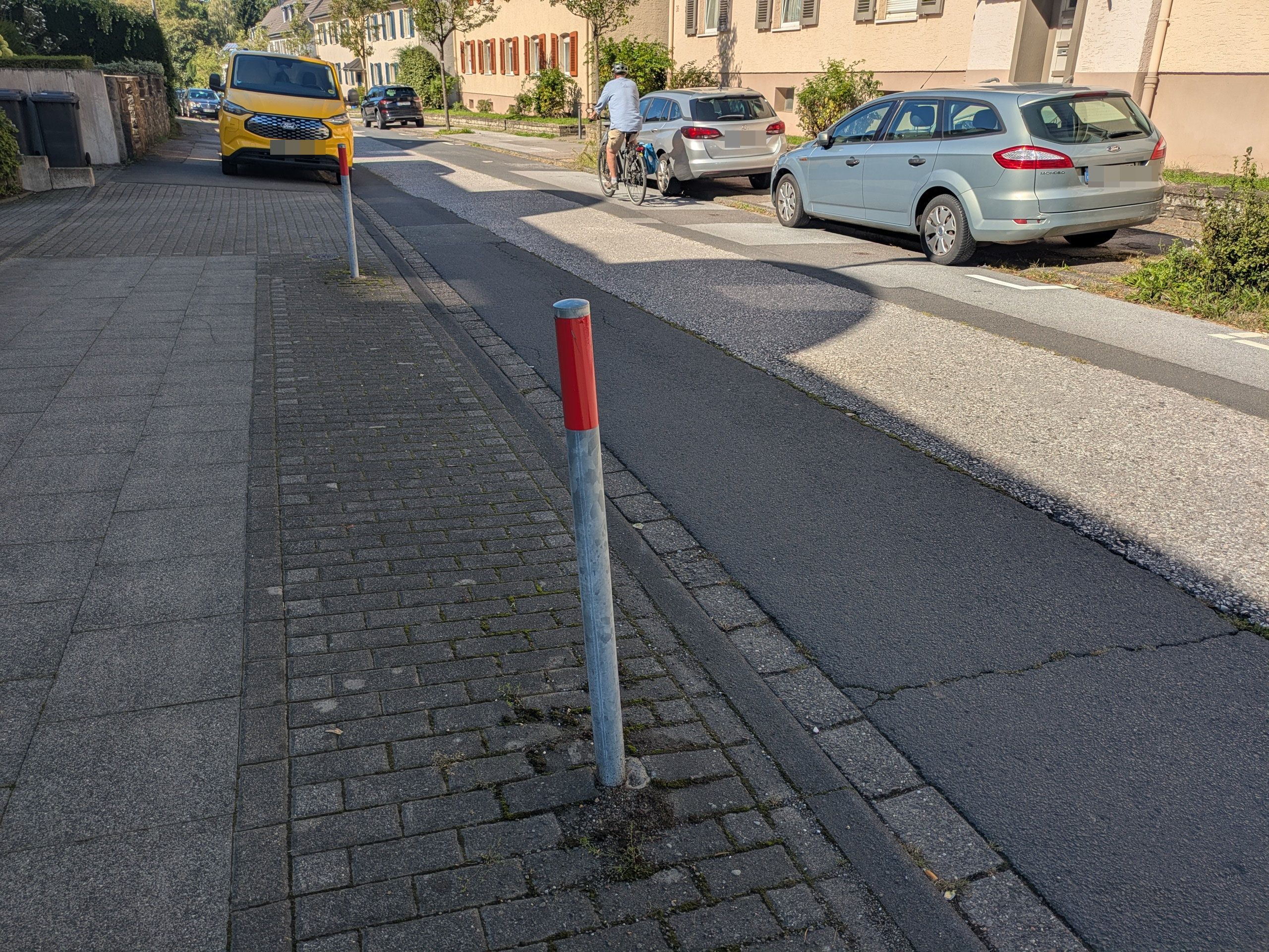 Autos und ein Radfahrer auf einer Straße