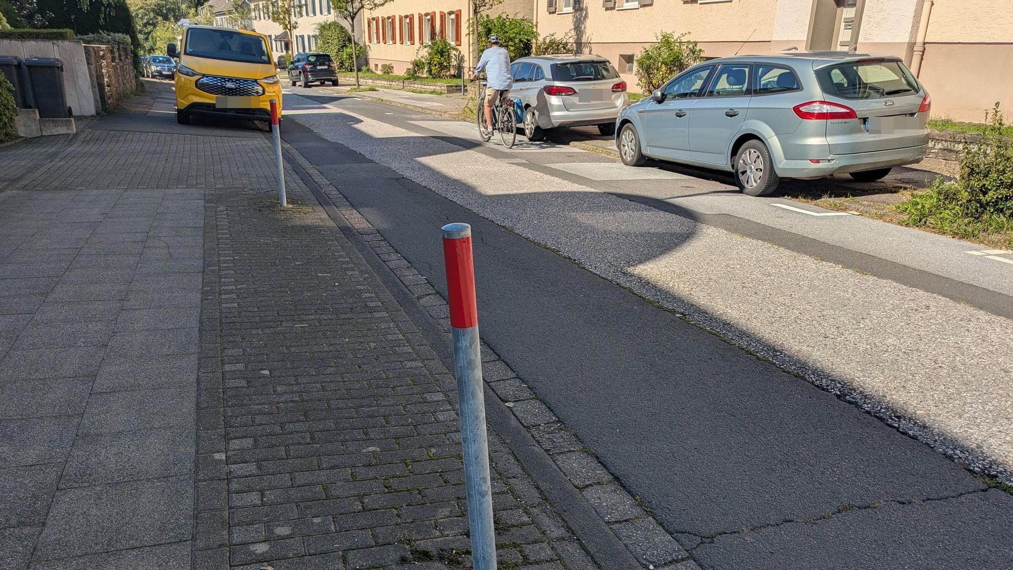 Autos und ein Radfahrer auf einer Straße