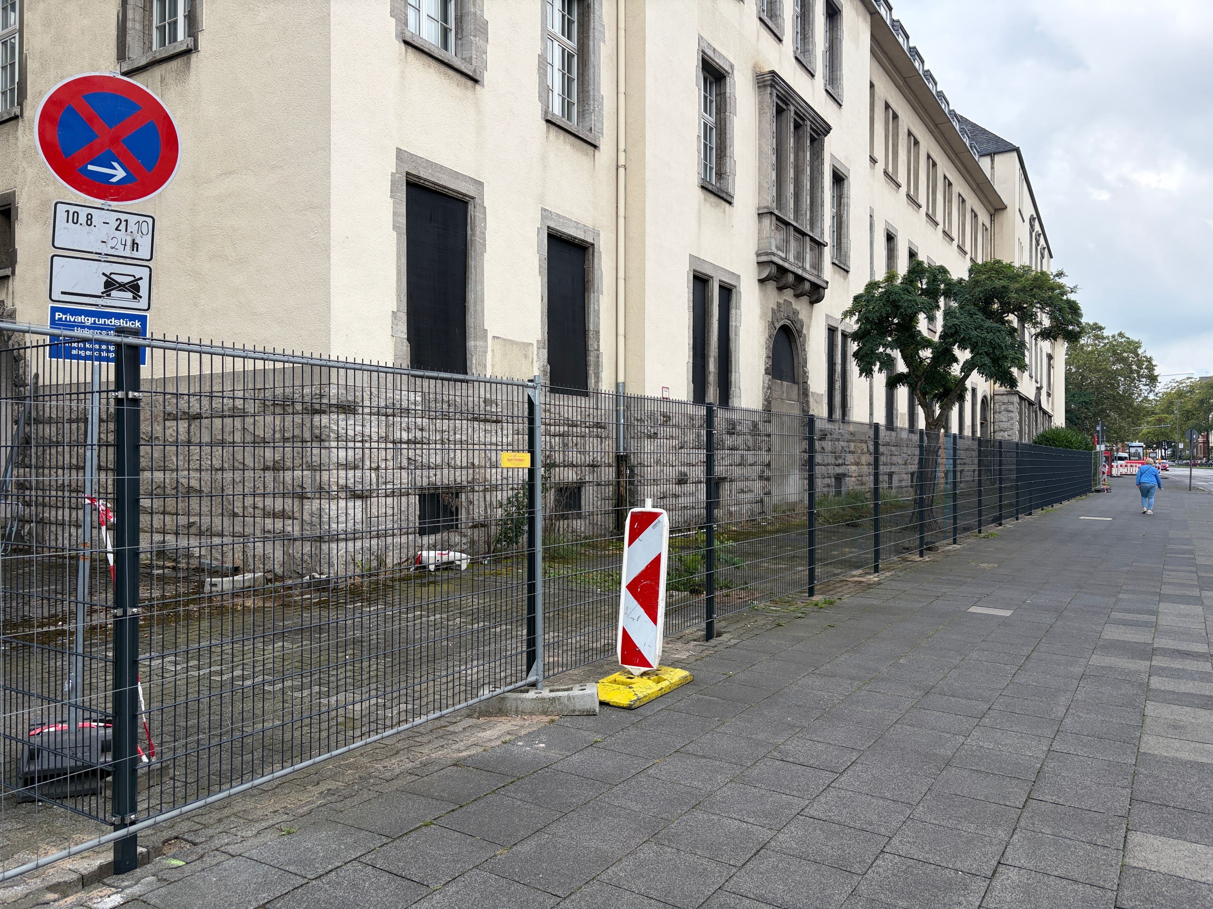 Der neue Zaun an der geplanten Flüchtlingsunterkunft.