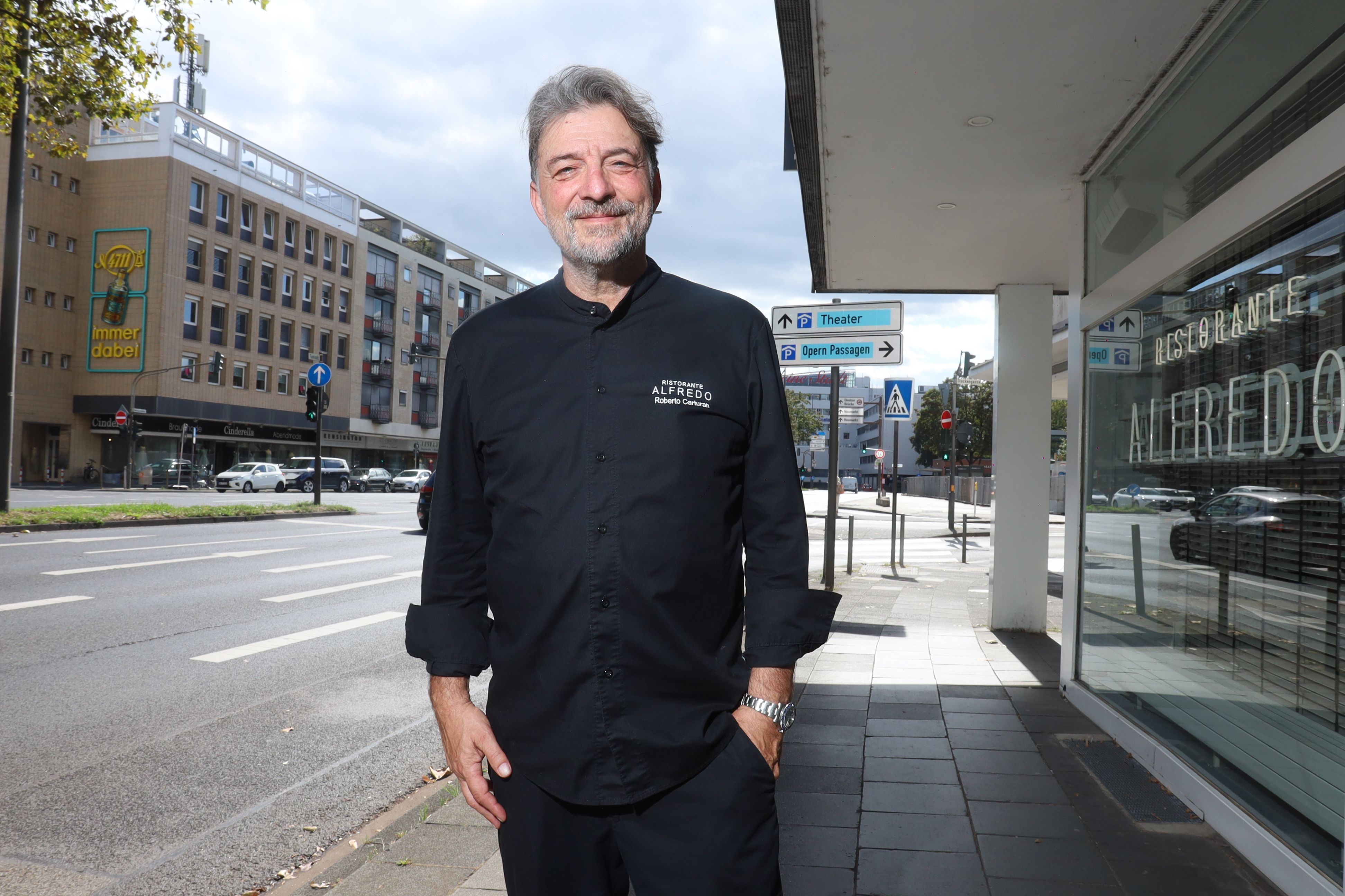 Roberto Carturan steht vor seinem Restaurant, dahinter ist der Offenbachplatz zu sehen.