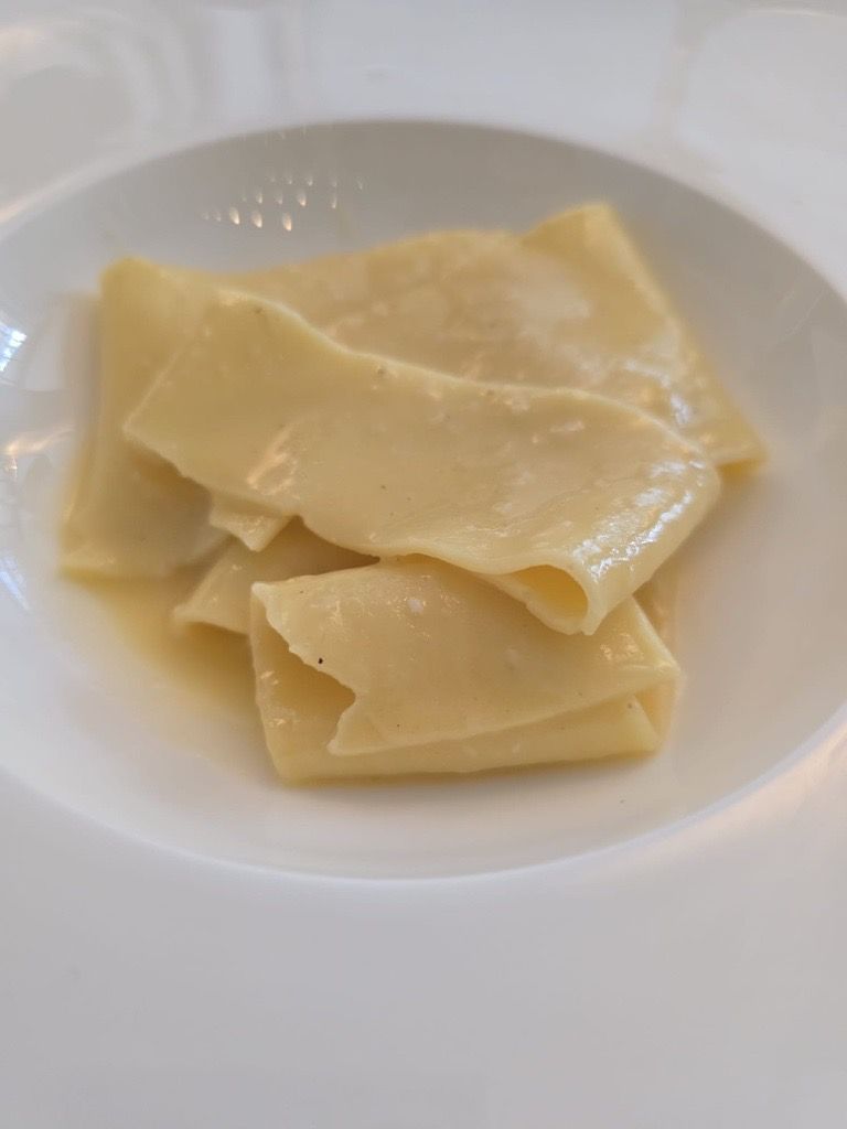 Ein Teller mit hausgemachter Pasta in Buttersauce ist zu sehen.