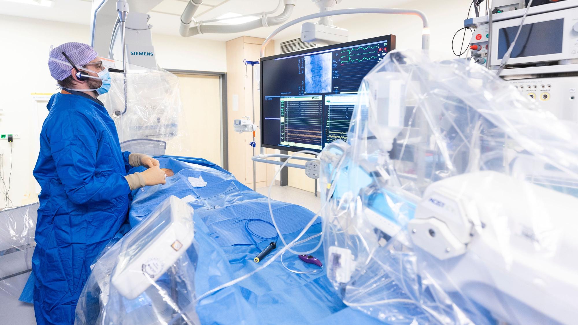 Ein Kardiologe nimmt im Herzkatheterlabor im Helios Klinikum Siegburg eine Untersuchung vor.