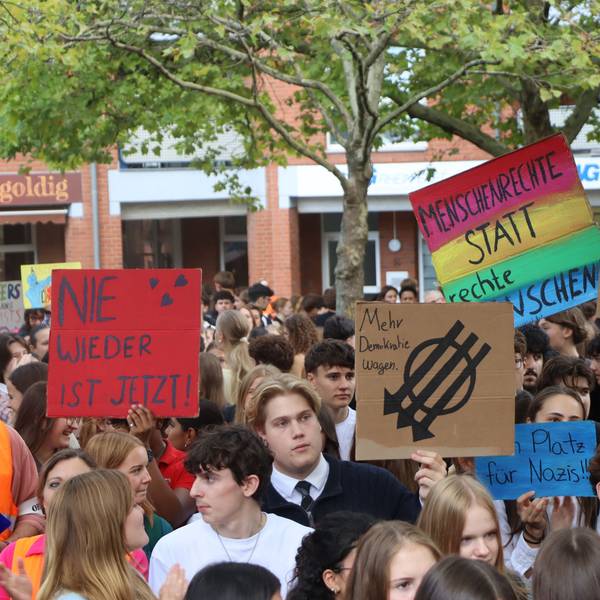 Das Foto zeigt dicht gedrängte Jugendliche auf dem Otto-Räcke-Platz mit Plakaten.