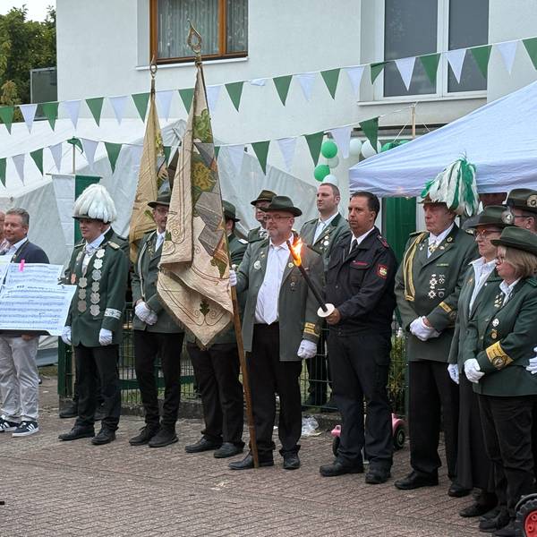 Die Schützen stehen in ihren Uniformen nebeneinander.