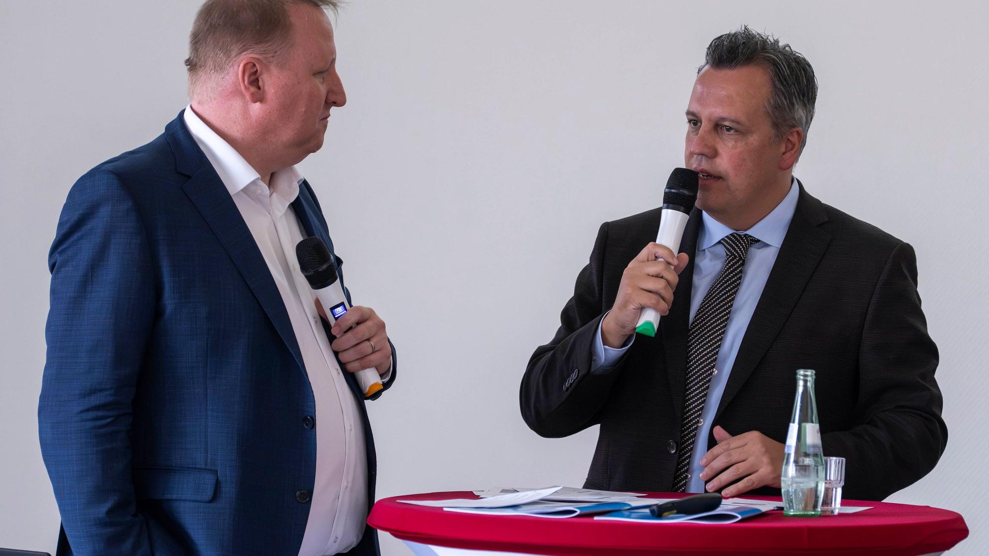 Das Bild zeigt den Bürgermeister der Kreisstadt im Gespräch.