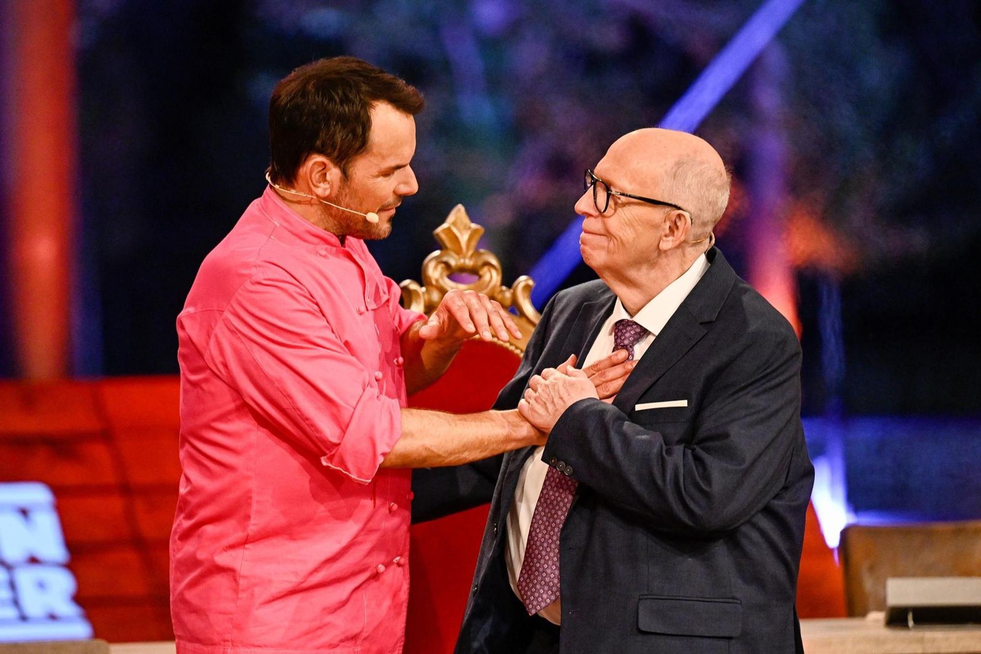 Der langjährige Juror Reiner Calmund (rechts) verabschiedete sich 2025 von Steffen Henssler und dessen VOX-Show „Grill den Henssler“. (Bild: RTL / Markus Hertrich)