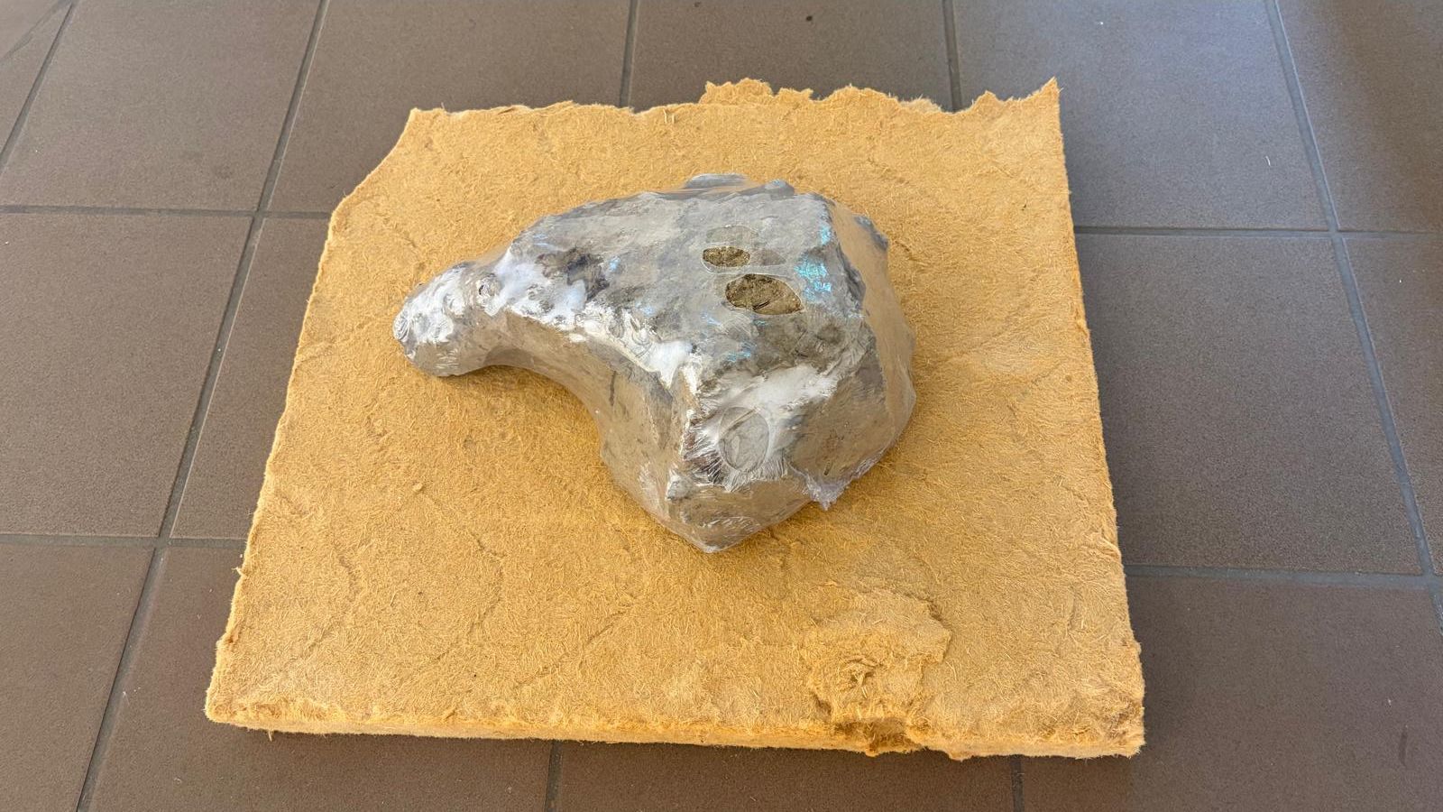 Bei dieser Skulptur trifft Erde auf Plastikfolie.
