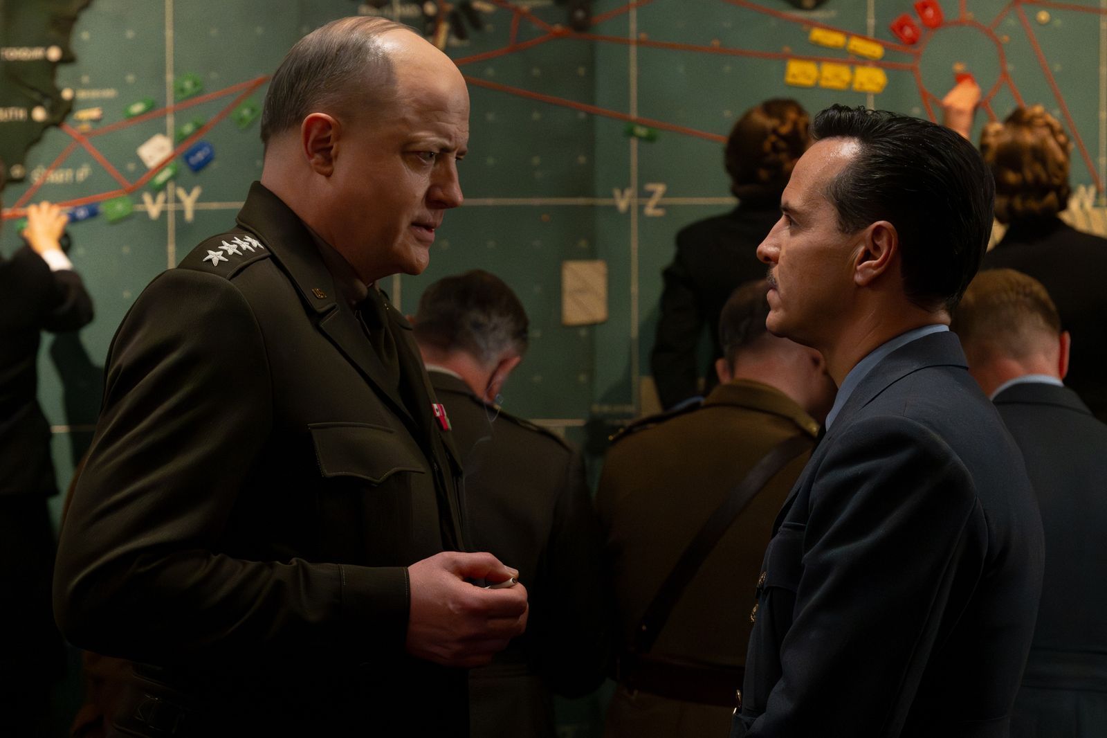 Der US-General und spätere Präsident Dwight D. Eisenhower (Brendan Fraser, links) setzt bei der Vorbereitung des D-Day auf die Hilfe des Meteorologen James Stagg (Andrew Scott). (Bild: Studiocanal/Alex Bailey)