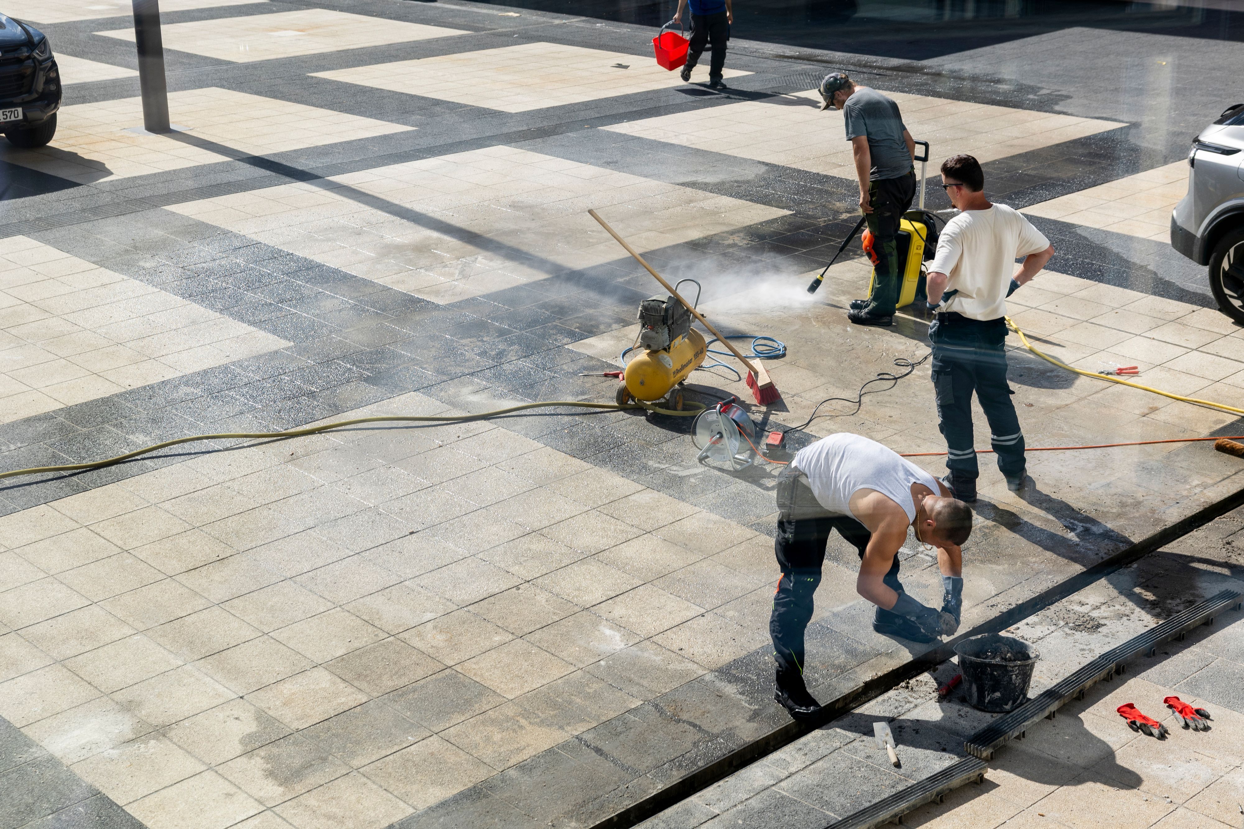 Der Offenbachplatz wird gereinigt.