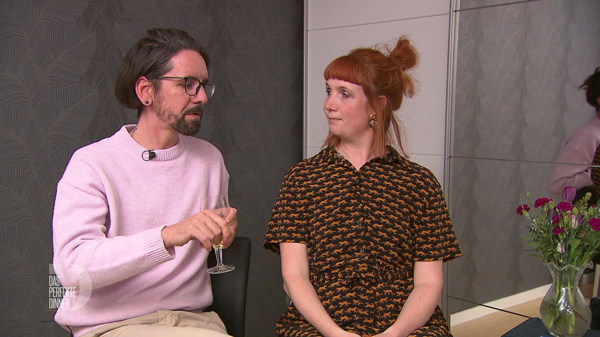 Basti bezeichnet sich als „picky beim Essen“, was Christina eher erstaunt. (Bild: RTL)