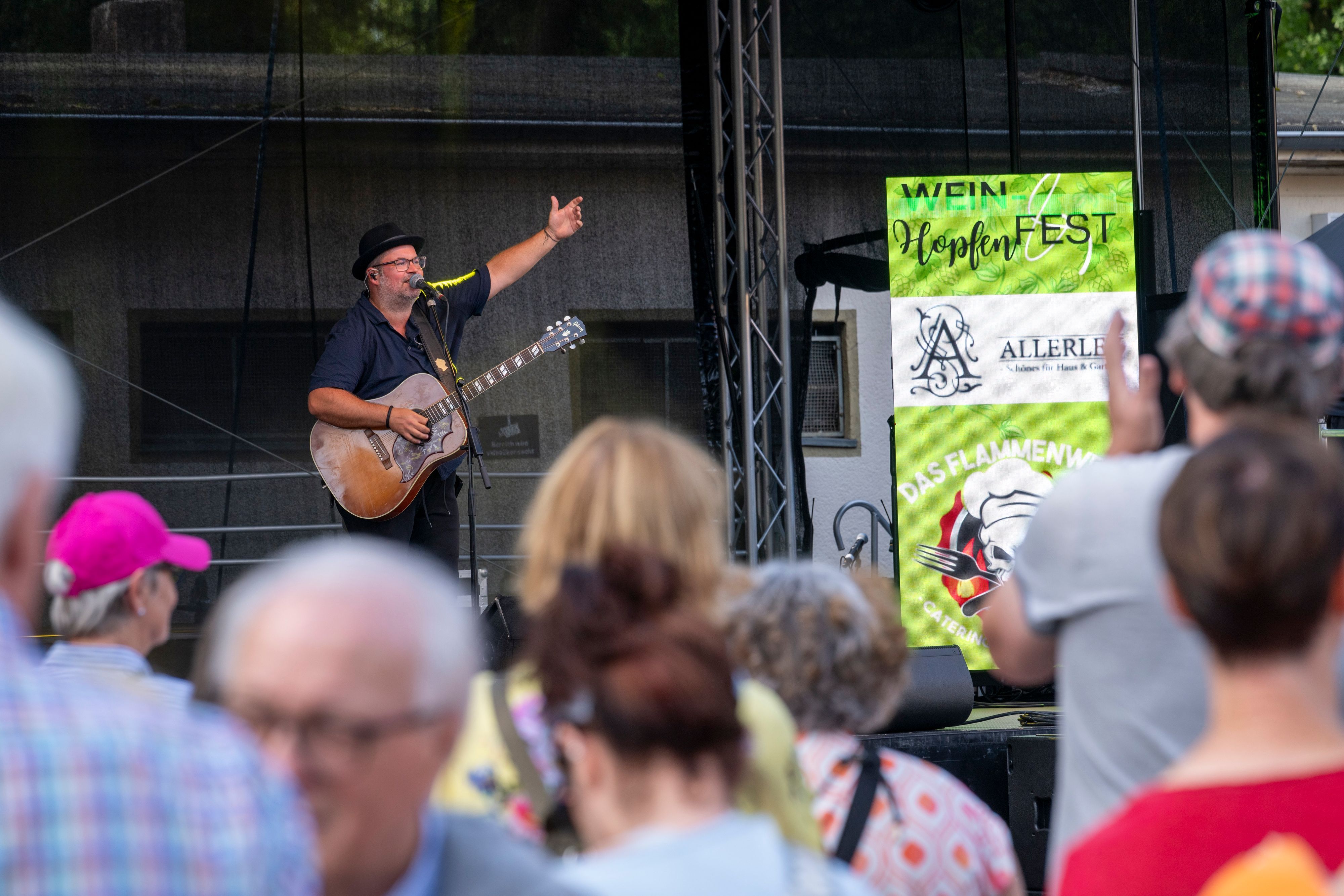 Besucher und Björn Hauser auf der Bühne.