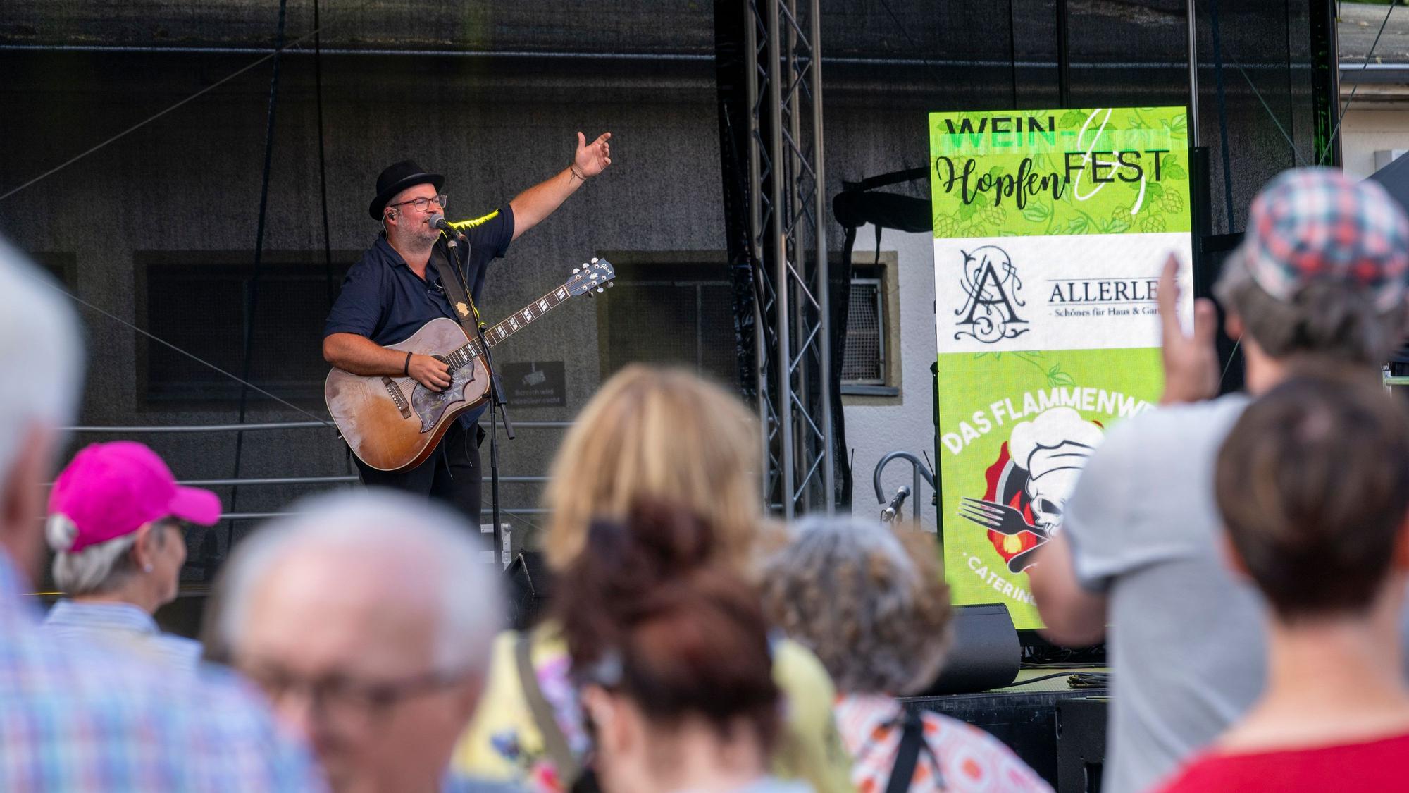 Besucher und Björn Hauser auf der Bühne.