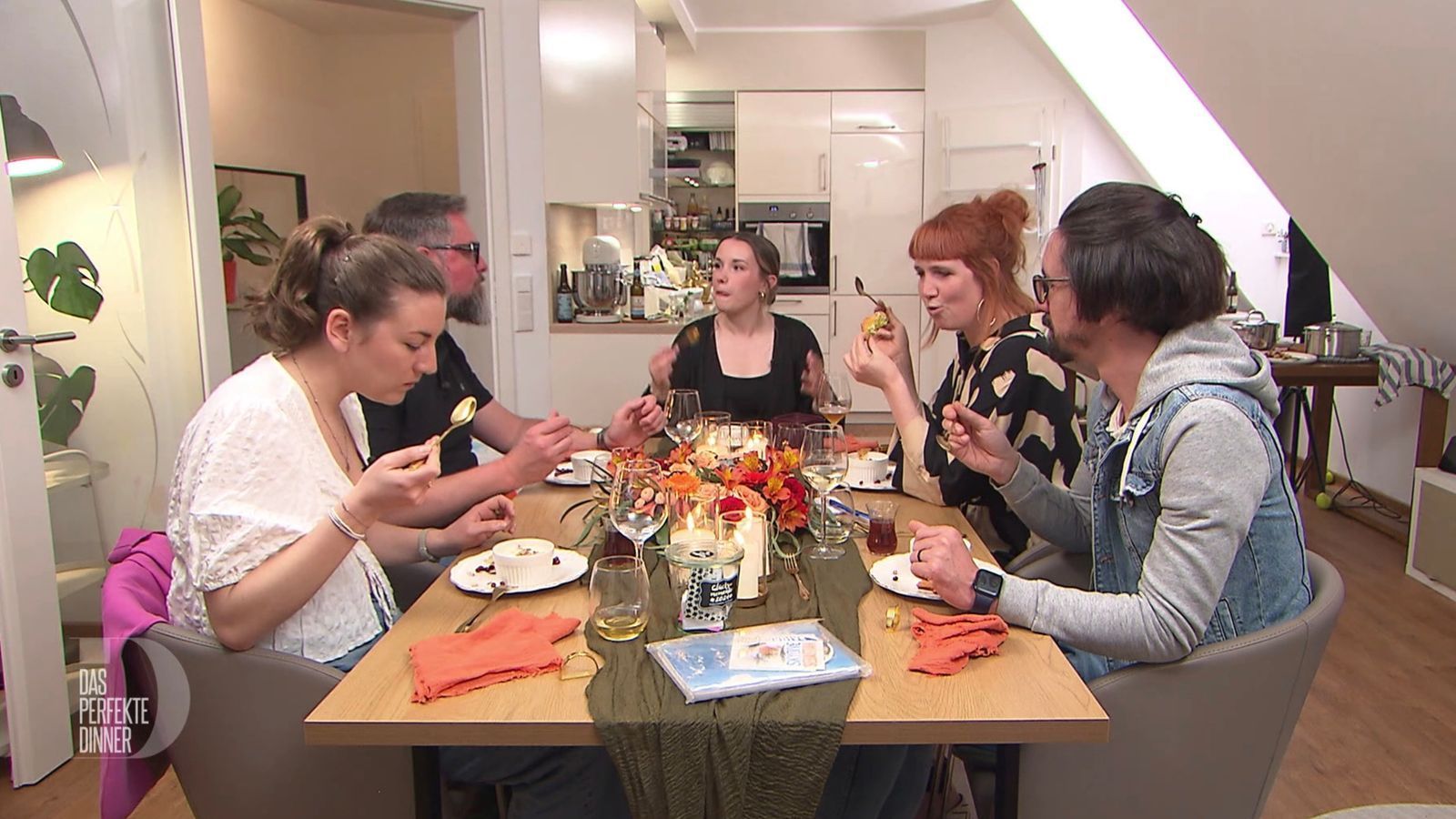 An Tag 3 im Münsterland, dem Vorabend ihres 30. Geburtstags, trifft sich die „Dinner“-Runde bei Johanna in Stadtlohn. (Bild: RTL)