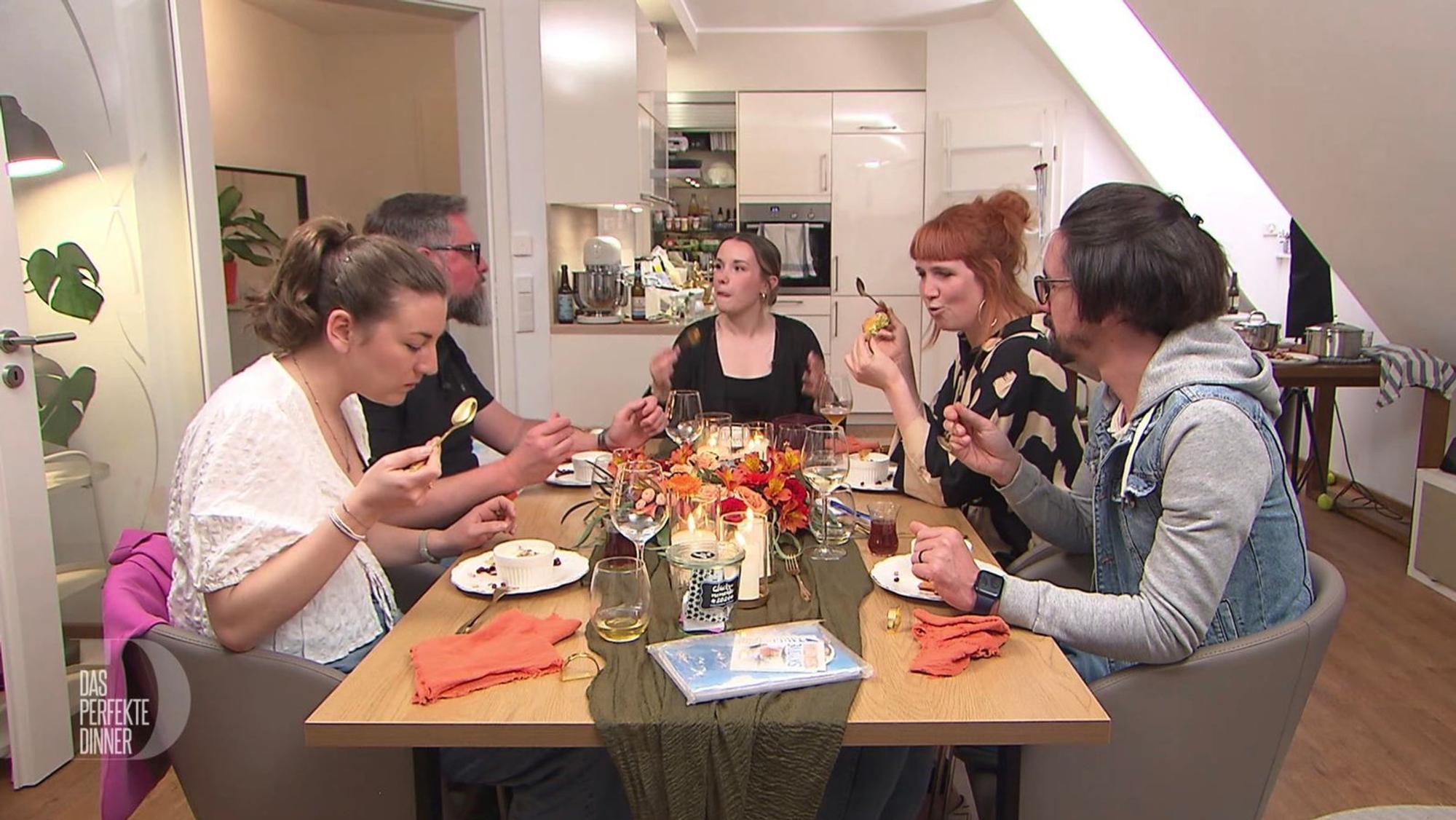 An Tag 3 im Münsterland, dem Vorabend ihres 30. Geburtstags, trifft sich die „Dinner“-Runde bei Johanna in Stadtlohn. (Bild: RTL)