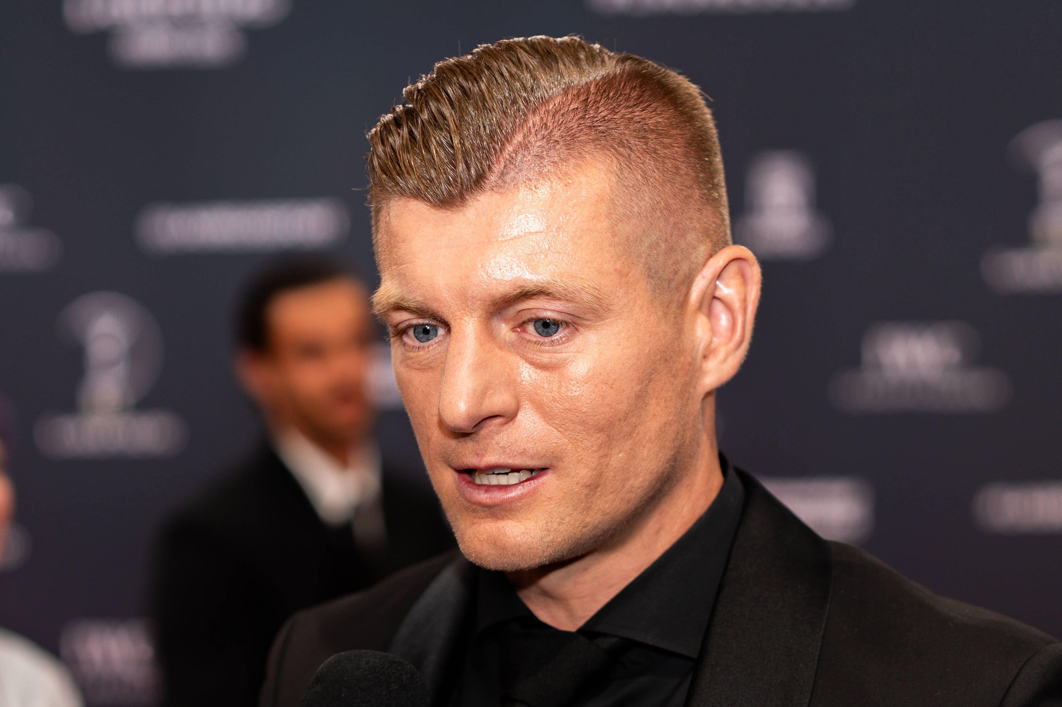 Toni Kroos bei einer Verleihung.
